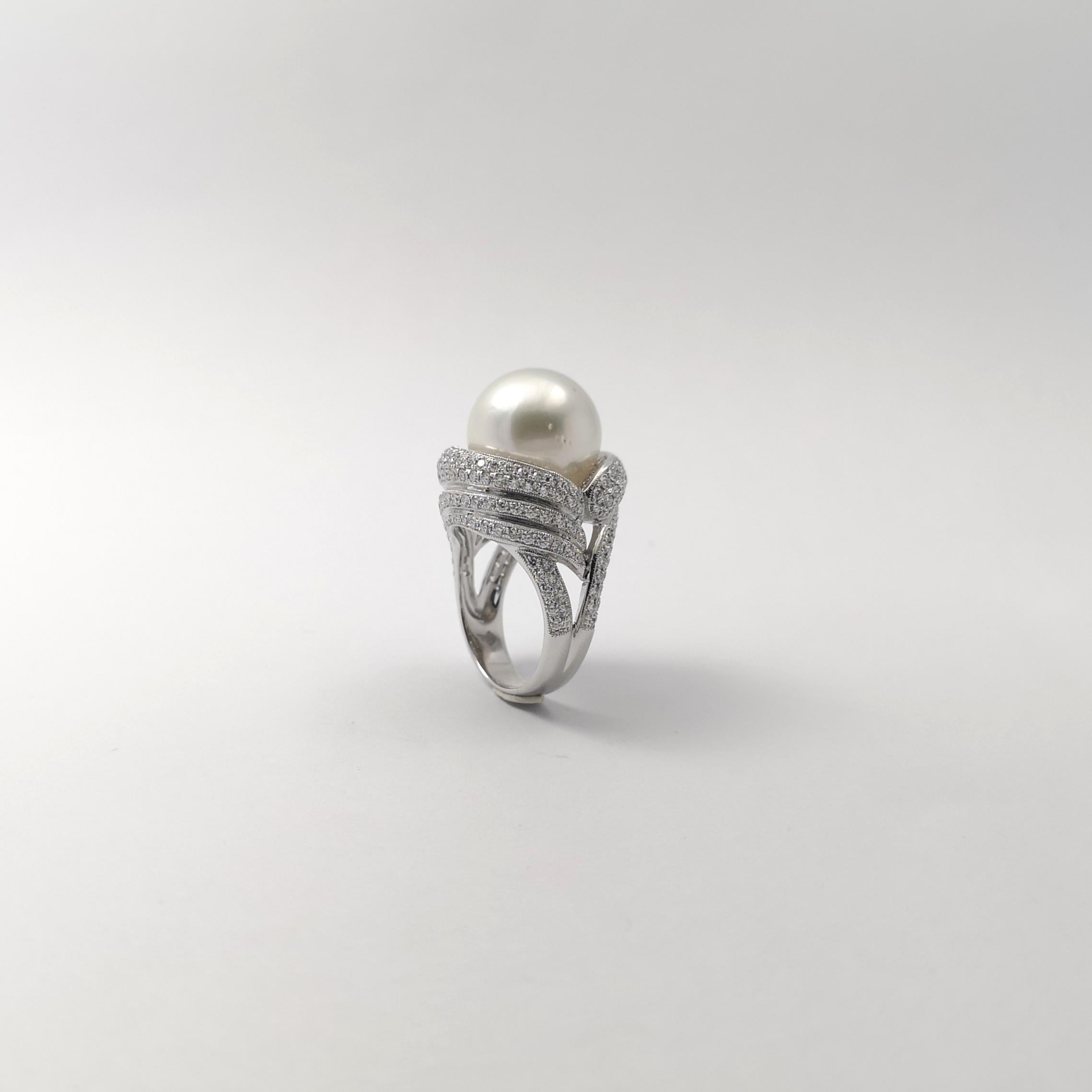 Bague en platine 950 avec perles des mers du Sud et diamants en vente 7