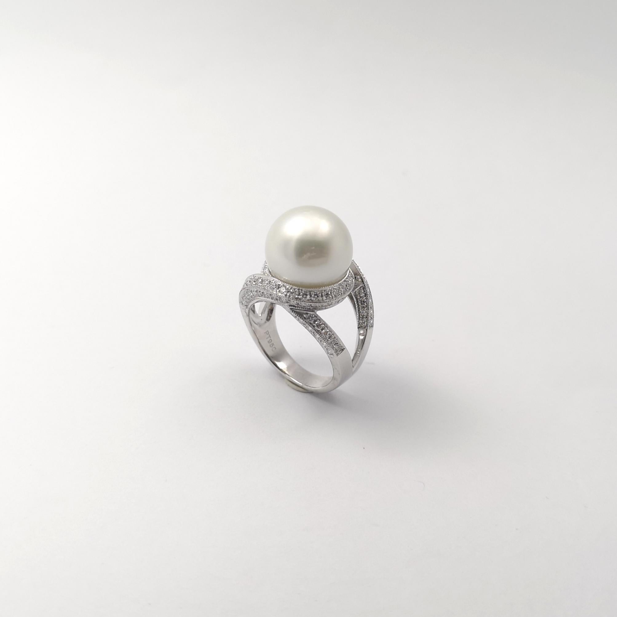 Bague en platine 950 avec perles des mers du Sud et diamants en vente 2