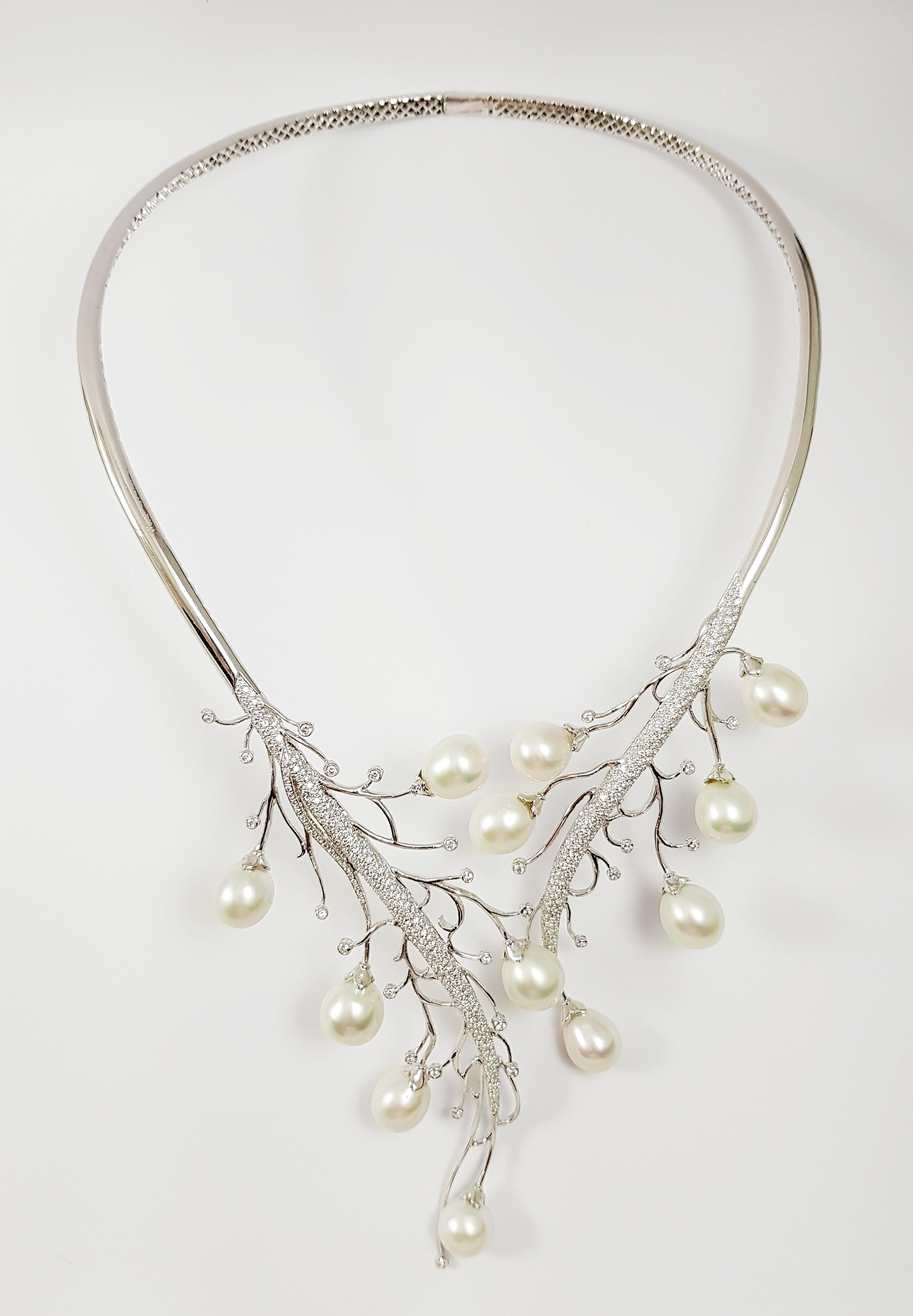 Collier de perles des mers du Sud et de diamants de 3,93 carats sertis dans de l'or blanc 18 carats

Largeur :  11.0 cm 
Longueur : 45,6 cm
Poids total : 91,17 grammes

