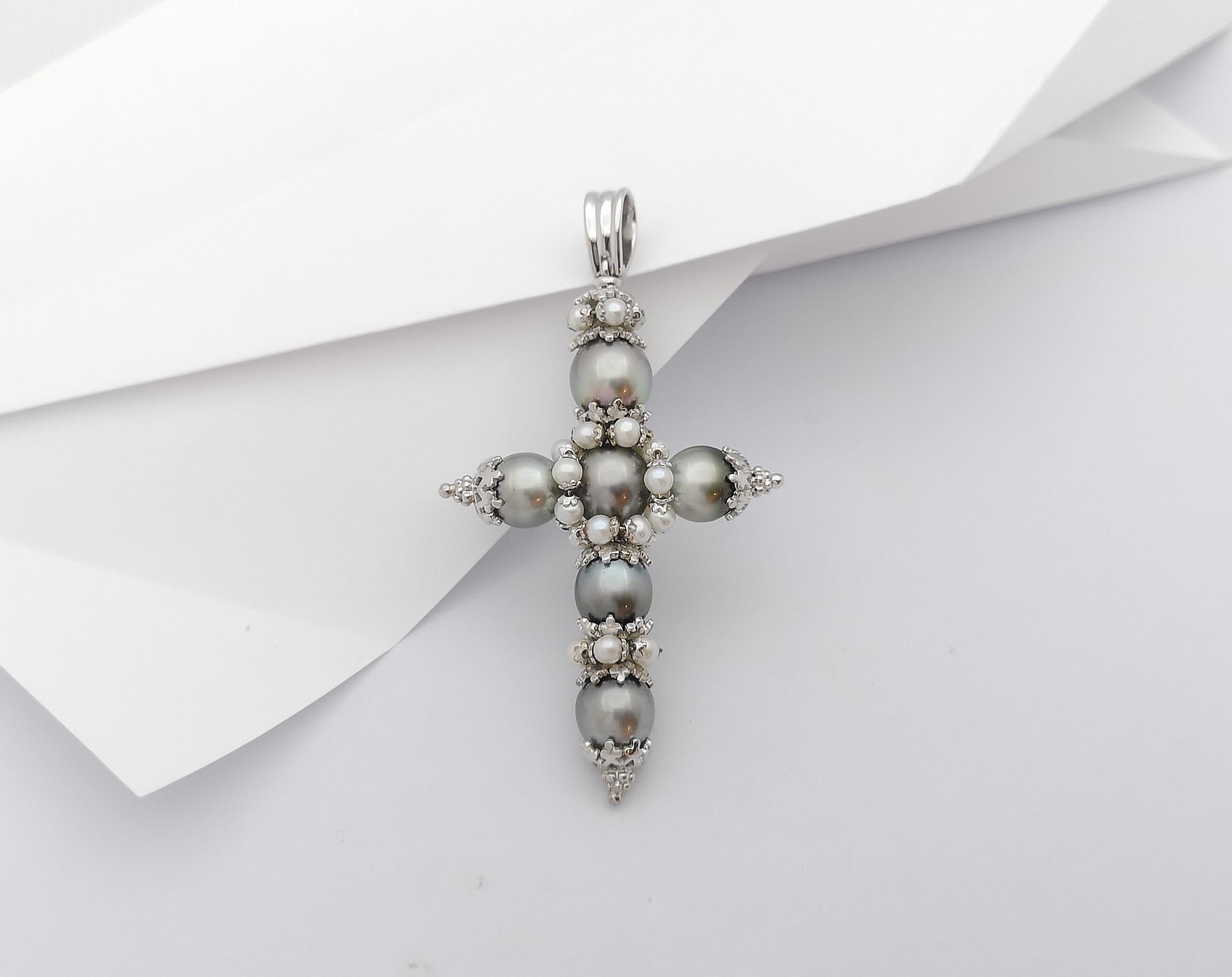 South Sea Pearl with Fresh Water Pearl Cross Pendant in 18 Karat White Gold In New Condition For Sale In Bangkok, TH