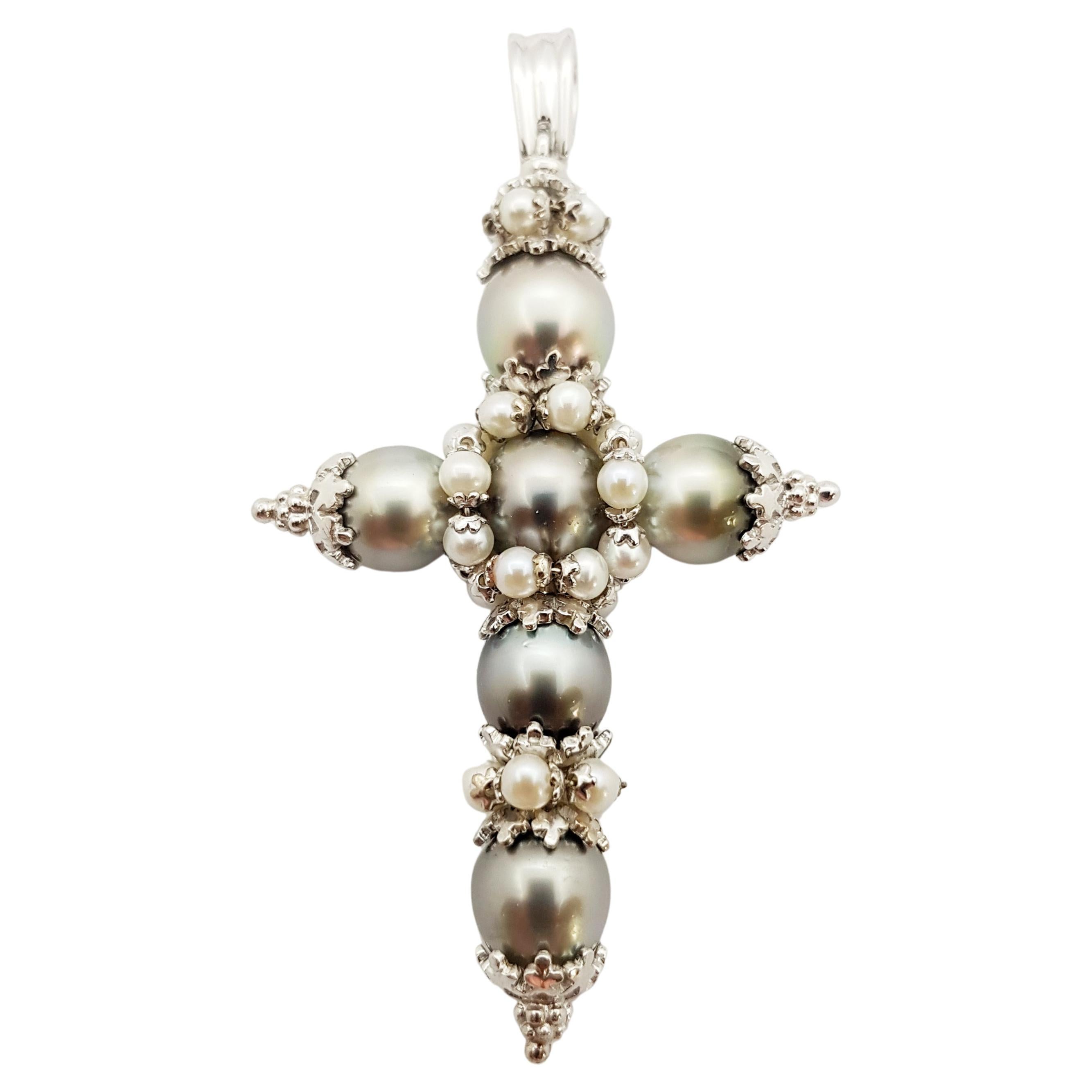 Pendentif croix en or blanc 18 carats avec perles des mers du Sud et perles d'eau douce