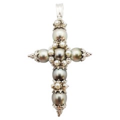 Colgante Cruz de Perla del Mar del Sur con Perla de Agua Dulce en Oro Blanco de 18 Kilates