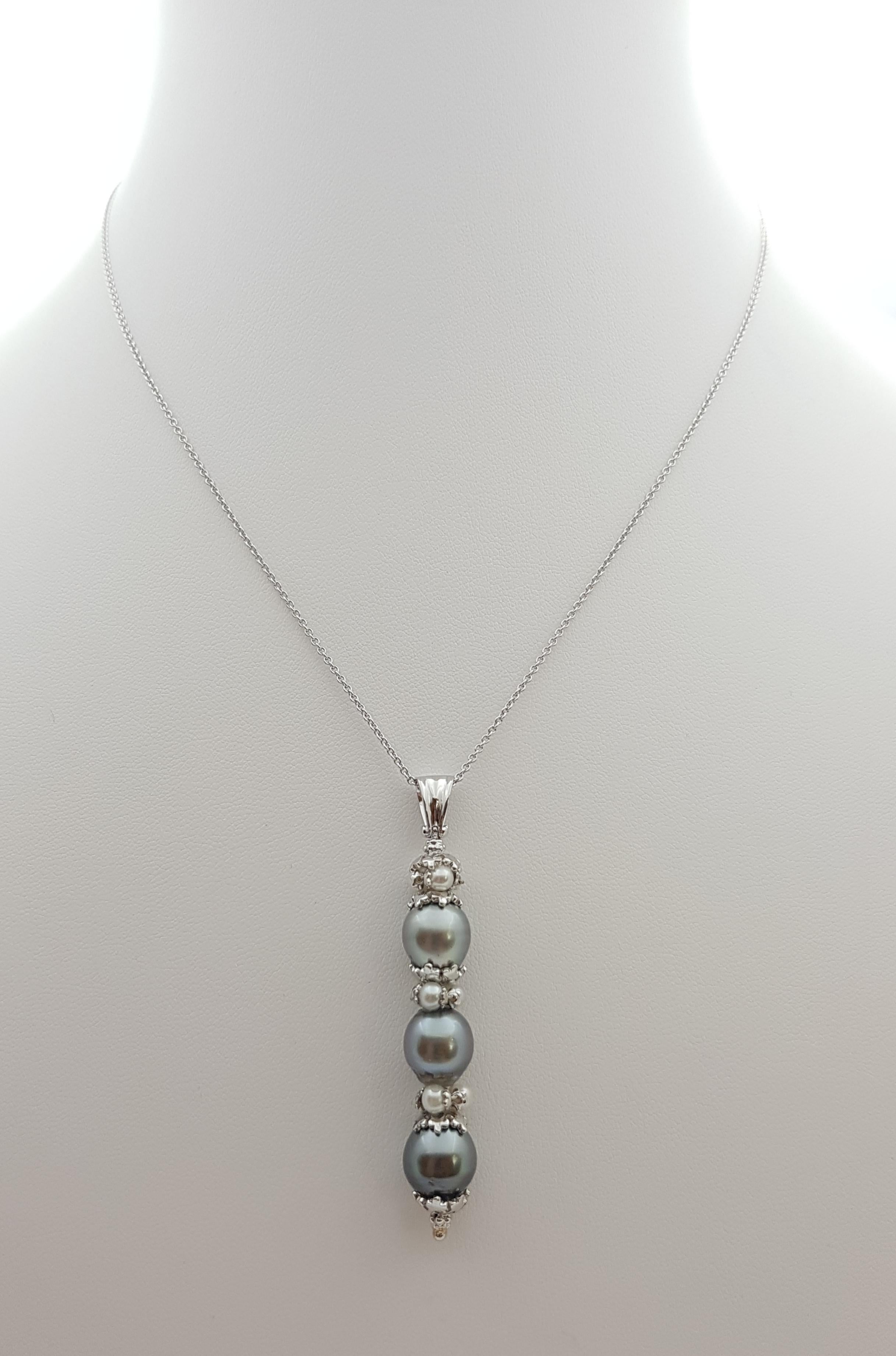 South Sea Pearl with Fresh Water Pearl Pendant set in 18 Karat White Gold Settings
(chain not included)

Width: 0.9 cm 
Length: 6.0  cm
Total Weight: 9.44 grams

