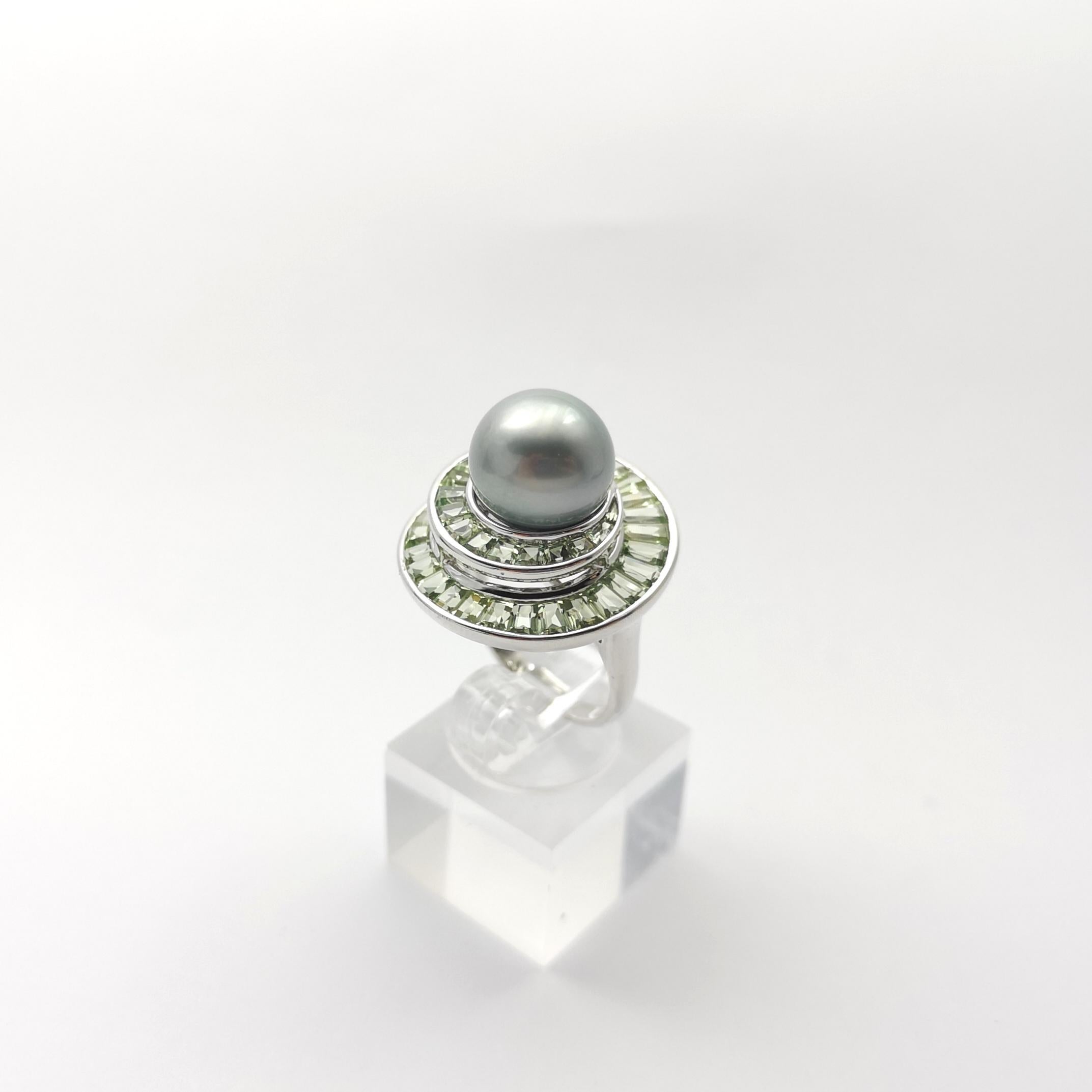 Bague en or blanc 18 carats ornée d'une perle des mers du Sud et d'un saphir vert en vente 4