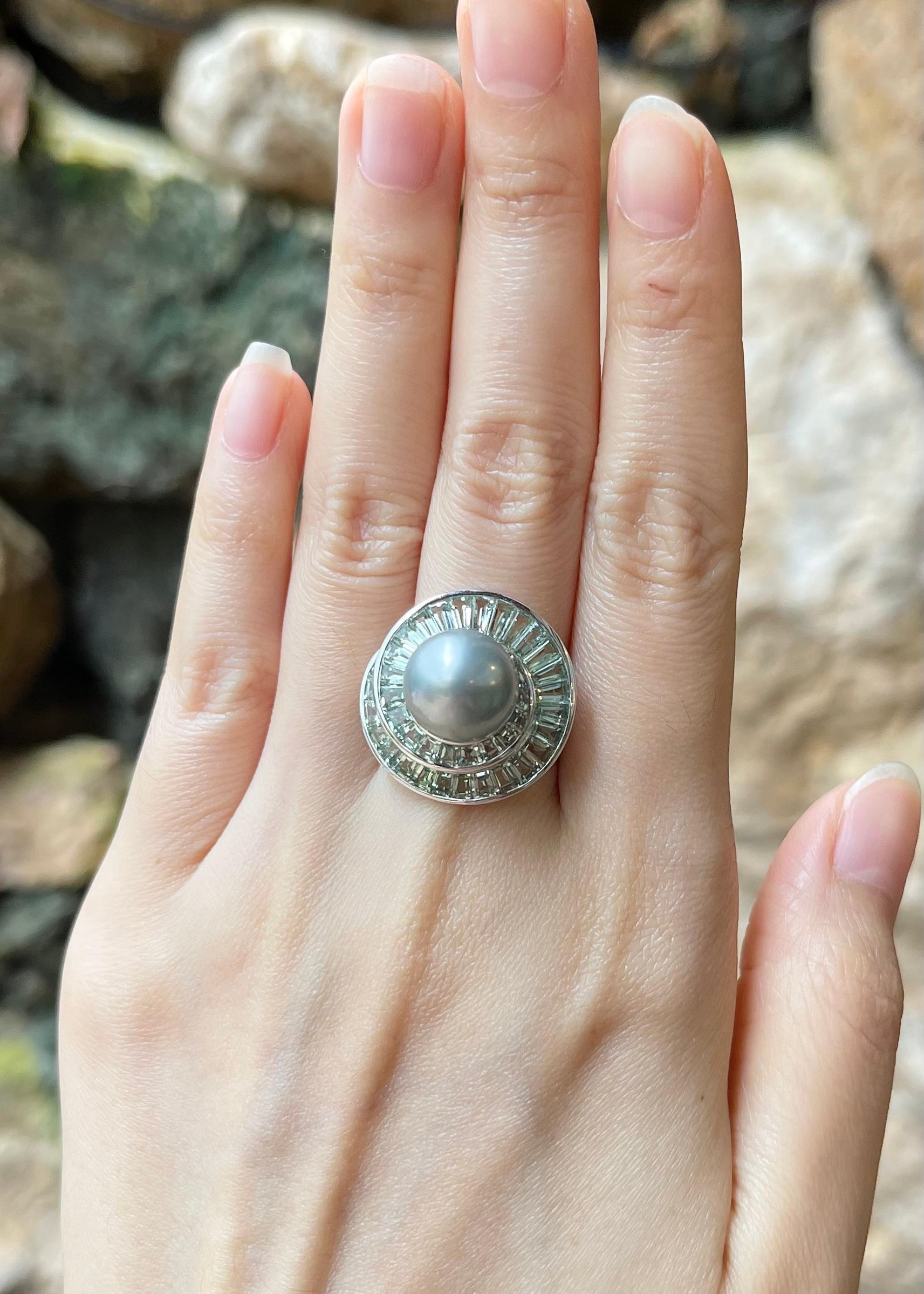 Bague en or blanc 18 carats, perle des mers du Sud et saphir vert 4,50 carats

Largeur :  2.3 cm 
Longueur : 2.3 cm
Taille de l'anneau : 53
Poids total : 11,70 grammes


