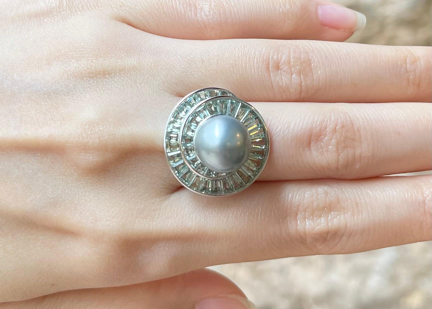 Contemporain Bague en or blanc 18 carats ornée d'une perle des mers du Sud et d'un saphir vert en vente