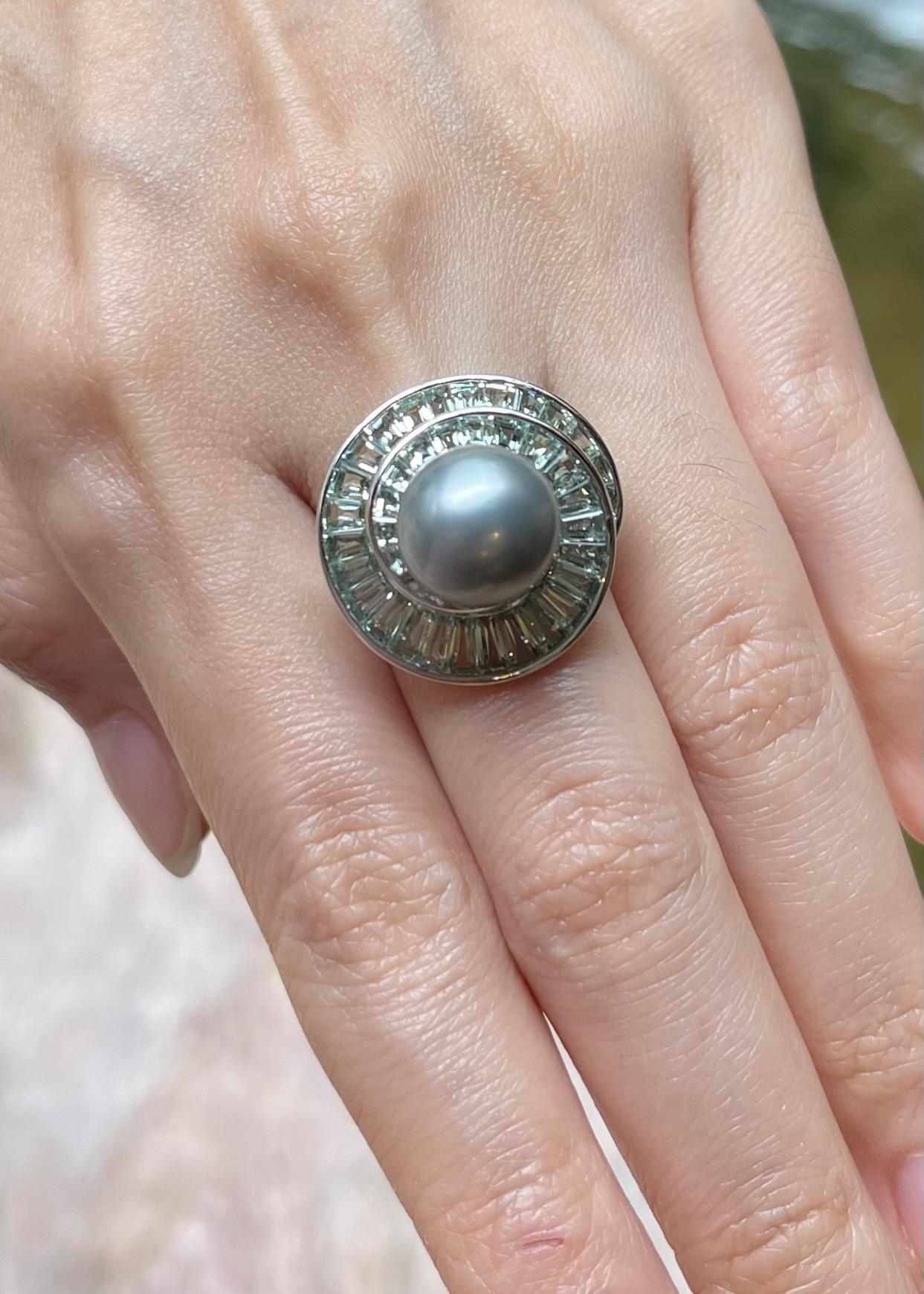 Taille baguette Bague en or blanc 18 carats ornée d'une perle des mers du Sud et d'un saphir vert en vente