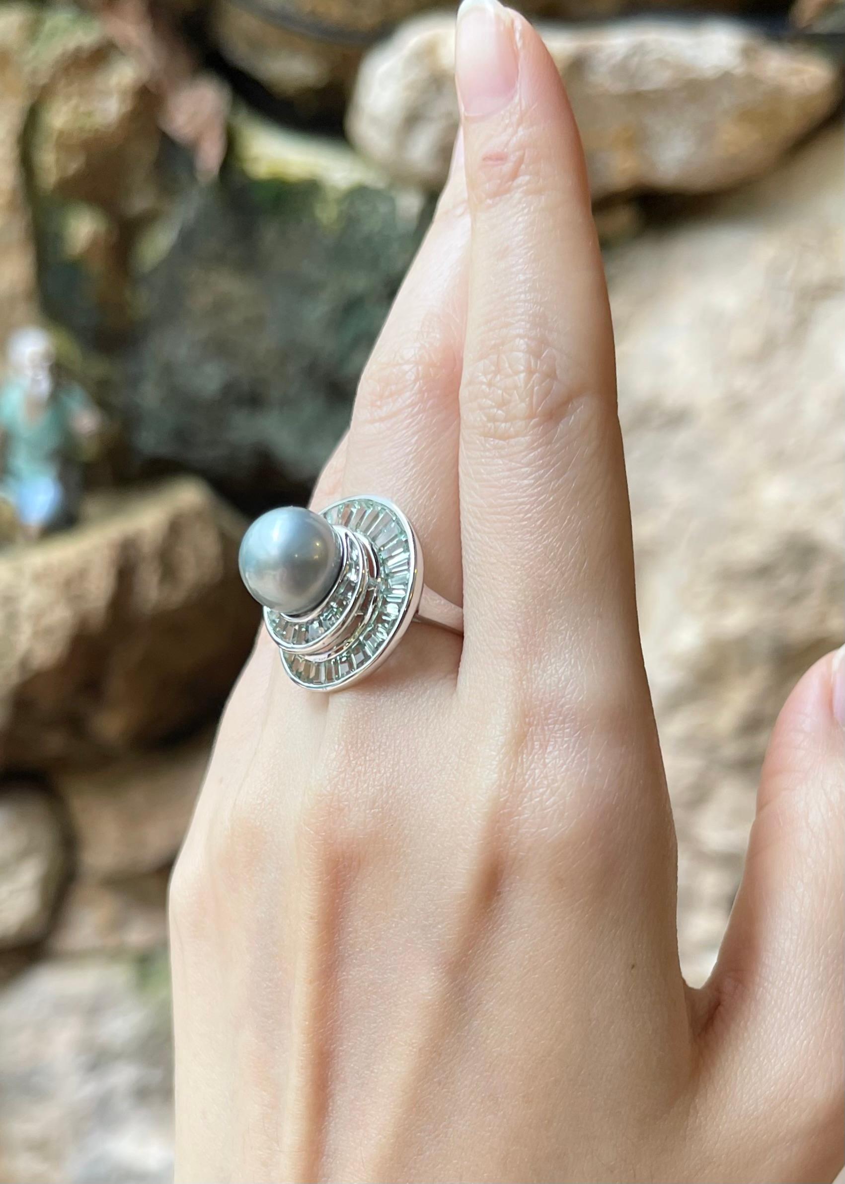 Bague en or blanc 18 carats ornée d'une perle des mers du Sud et d'un saphir vert Neuf - En vente à Bangkok, TH