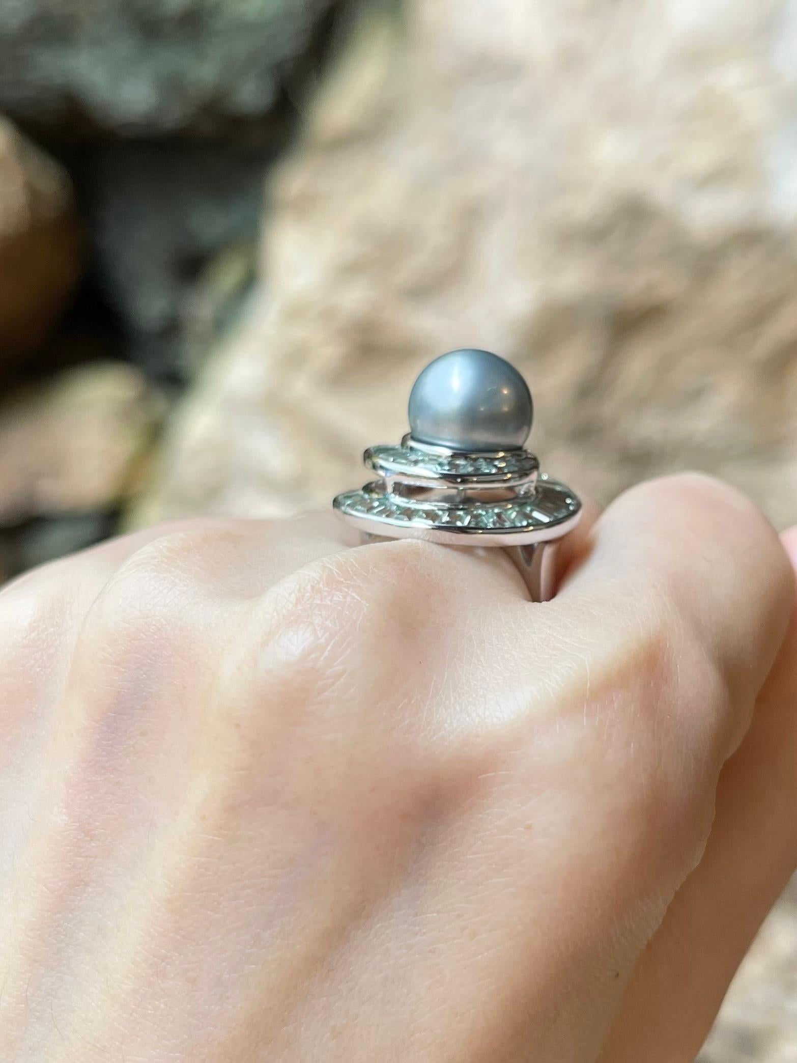 Bague en or blanc 18 carats ornée d'une perle des mers du Sud et d'un saphir vert Pour femmes en vente