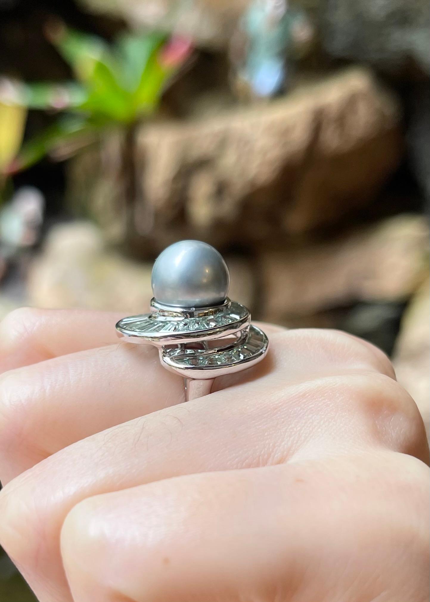 Bague en or blanc 18 carats ornée d'une perle des mers du Sud et d'un saphir vert en vente 1
