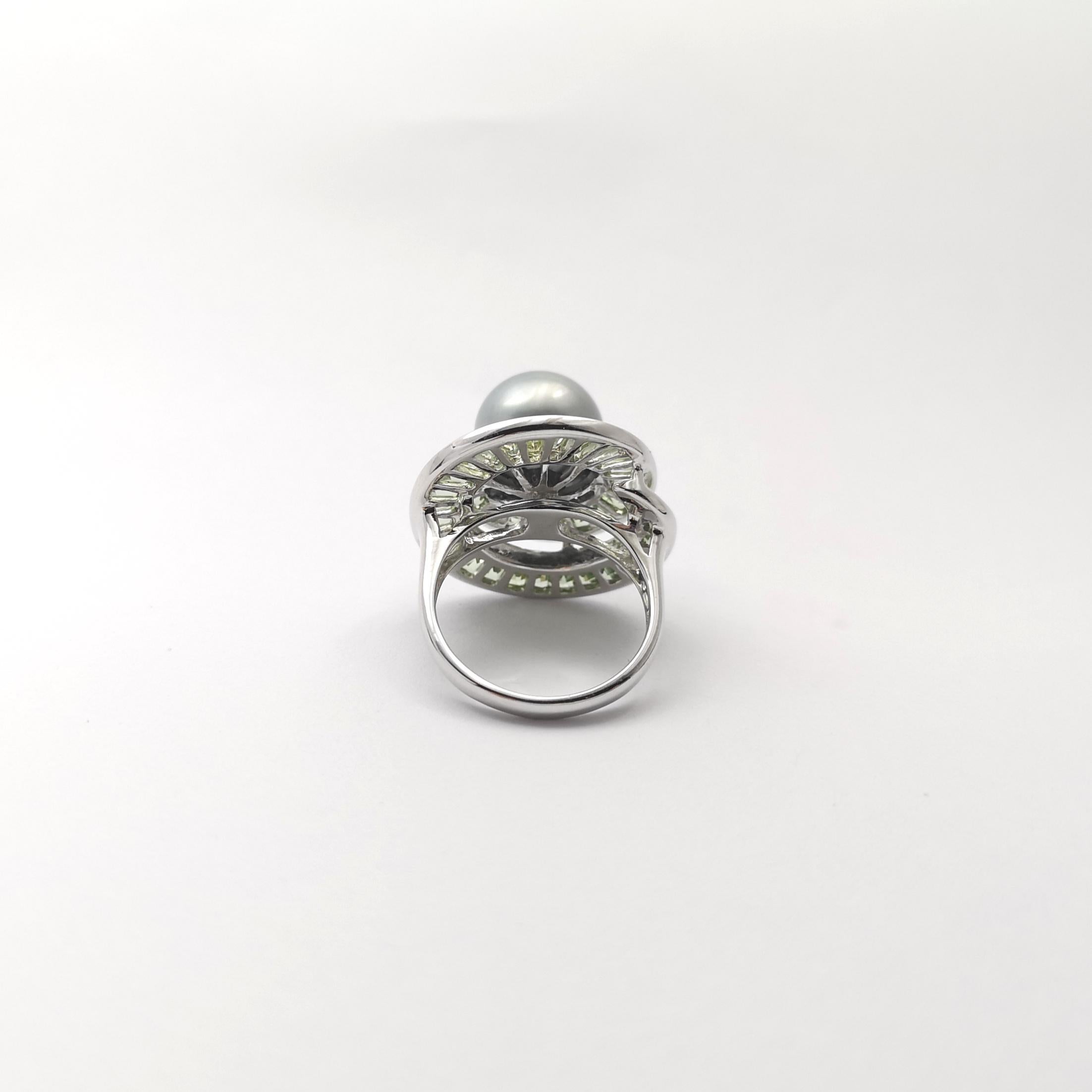 Bague en or blanc 18 carats ornée d'une perle des mers du Sud et d'un saphir vert en vente 2