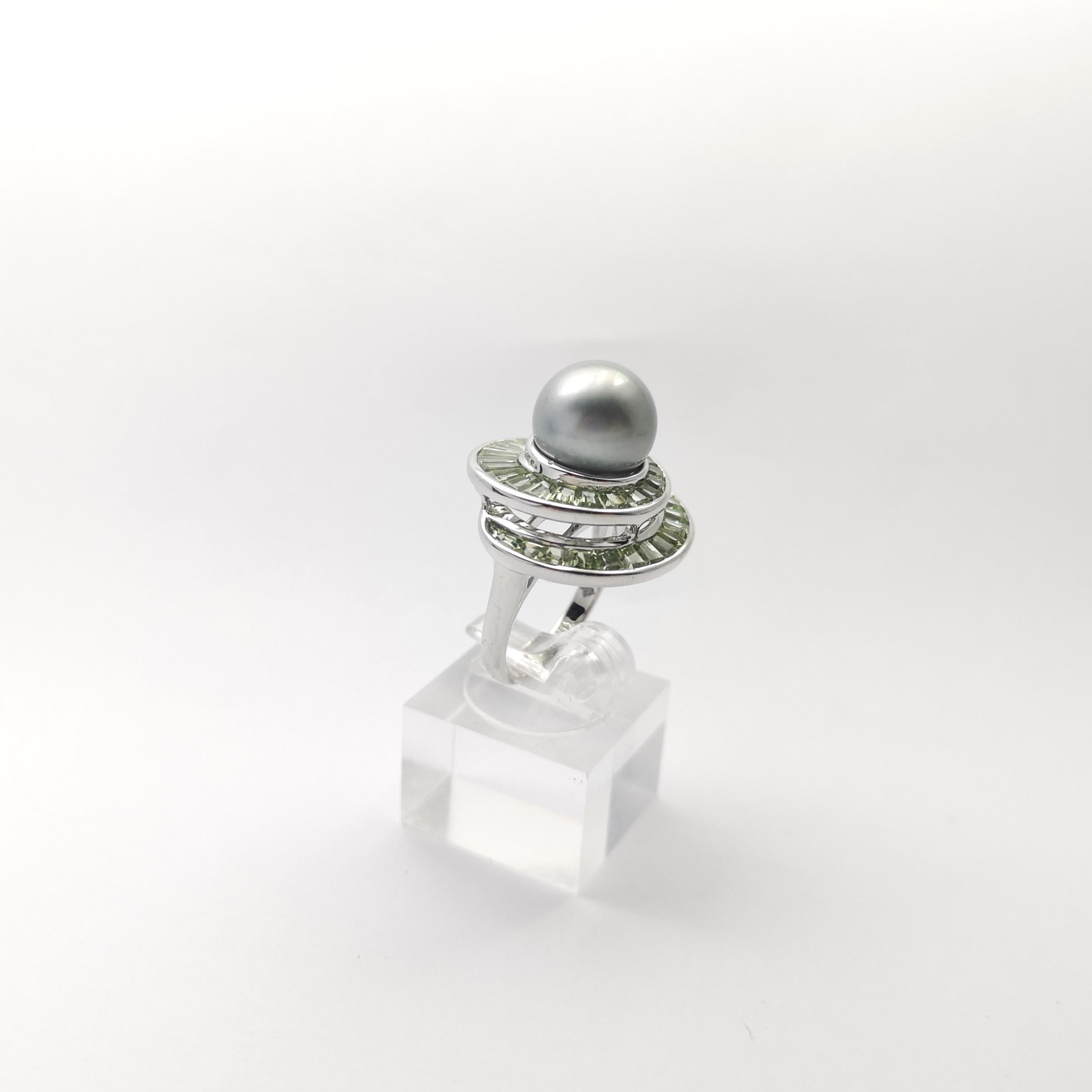 Bague en or blanc 18 carats ornée d'une perle des mers du Sud et d'un saphir vert en vente 3