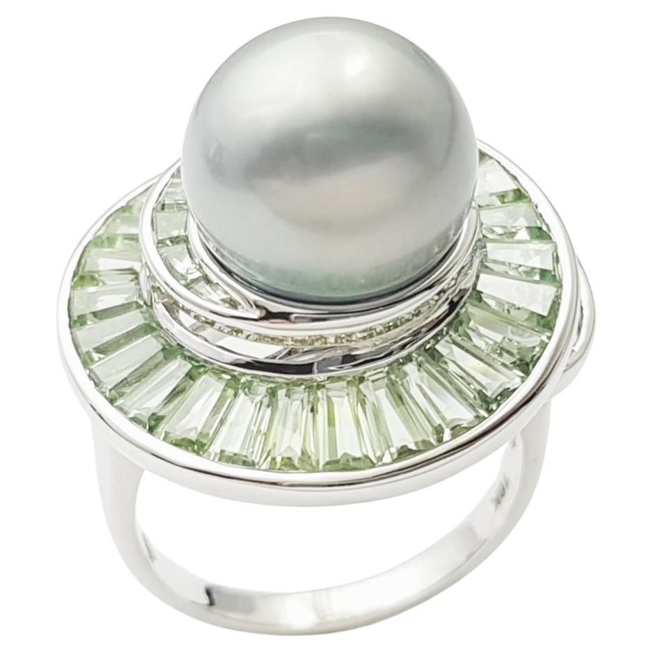 Bague en or blanc 18 carats ornée d'une perle des mers du Sud et d'un saphir vert en vente