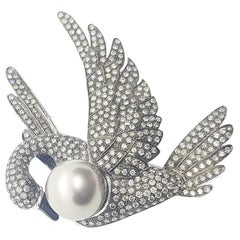 Broche cygne en or blanc 18 carats avec perles des mers du Sud et diamants gris et bruns