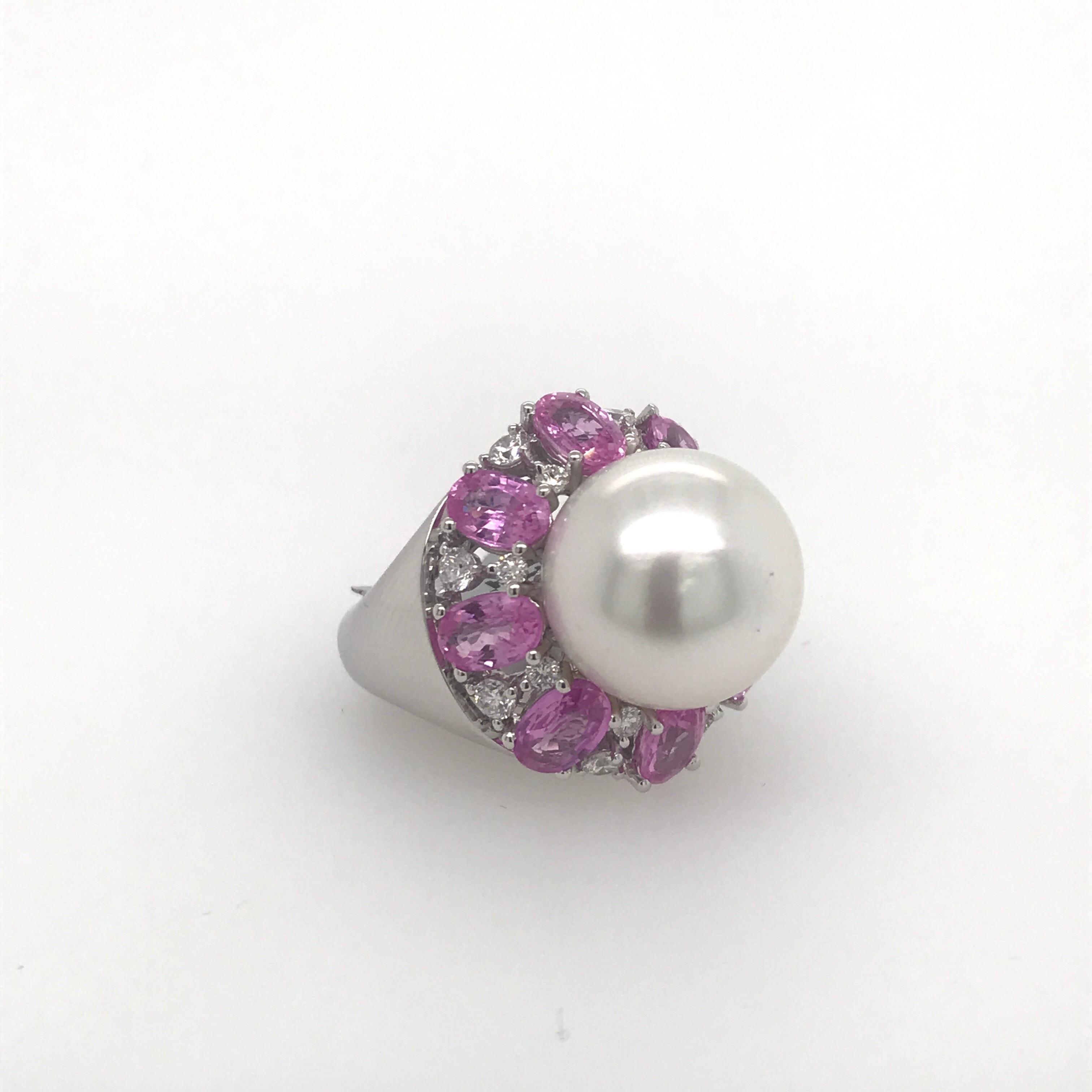 Oval Cut South Sea Pearl with Pink Sapphire Ring 4.50 Carat 18 Karat For Sale