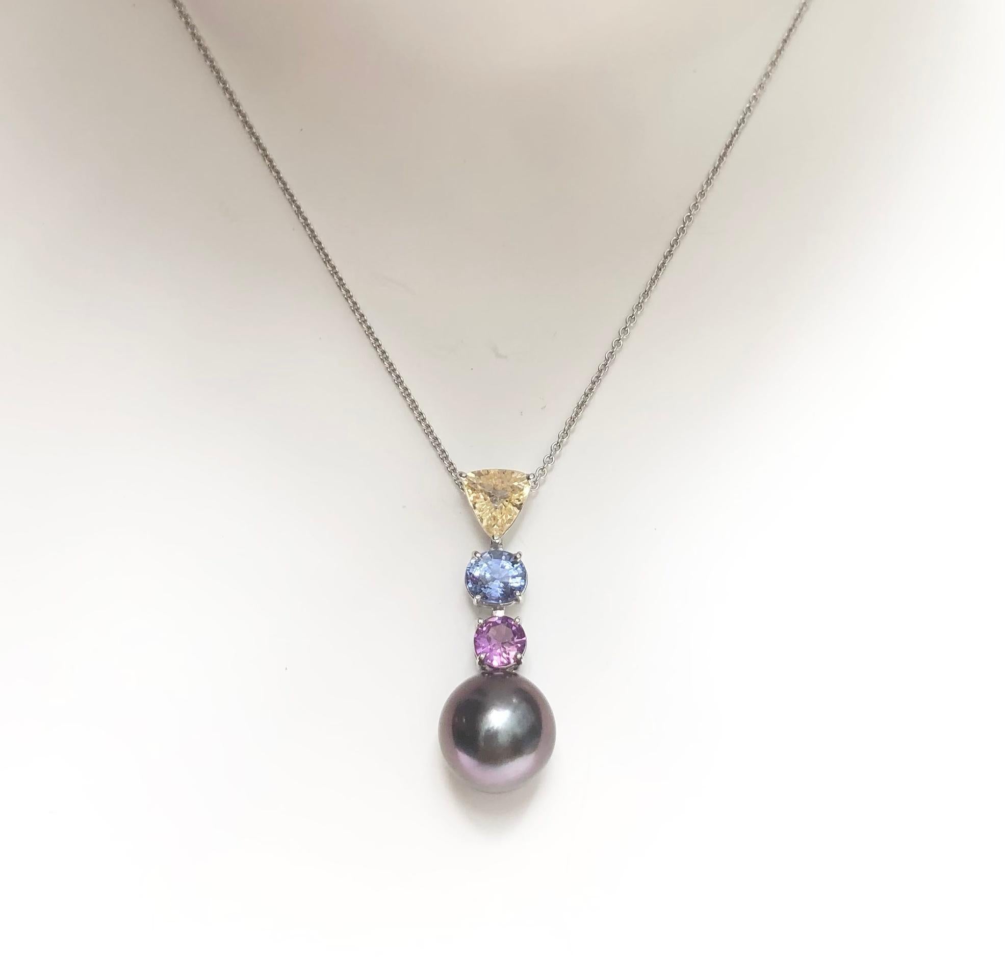Perla dei mari del sud con zaffiro arcobaleno da 3,60 carati Ciondolo con montatura in oro bianco 18 carati
(catena non inclusa)

Larghezza:  1.1 cm 
Lunghezza: 3.3 cm
Peso totale: 4,95 grammi

