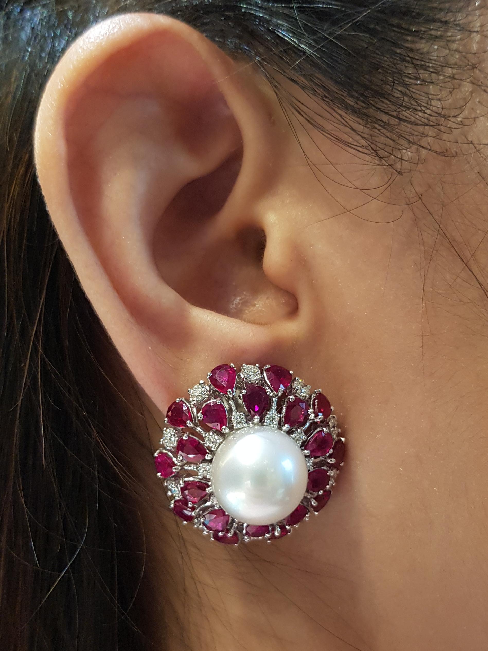 Boucles d'oreilles composées d'une perle des mers du Sud, d'un rubis (8,0 carats) et d'un diamant (1,30 carat), le tout dans une monture en or blanc 18 carats.

Largeur : 2,6 cm 
Longueur :  2.6 cm
Poids total : 24,46 grammes

