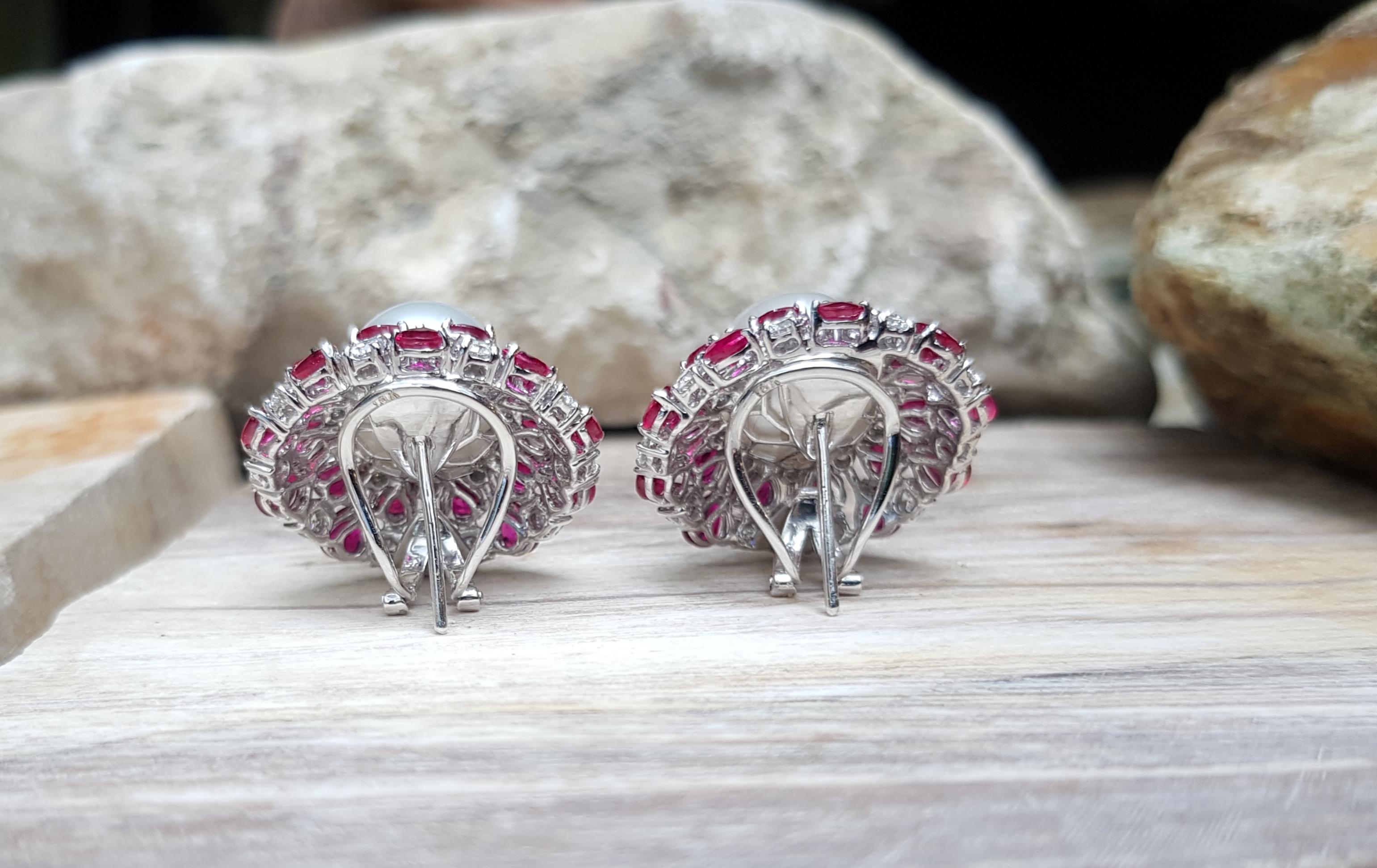 Taille mixte Boucles d'oreilles composées de perles des mers du sud, de rubis et de diamants en or blanc 18 carats en vente