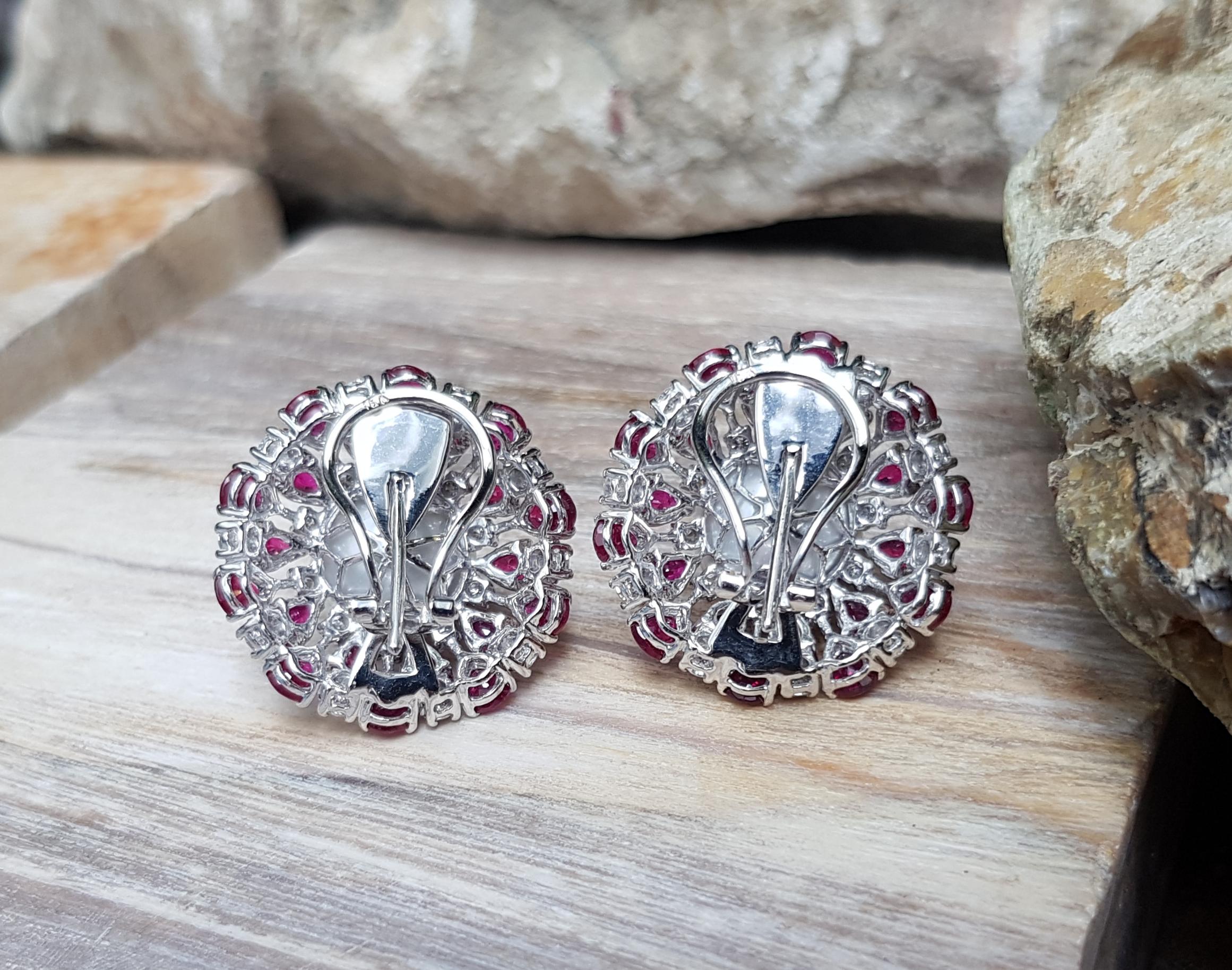 Boucles d'oreilles composées de perles des mers du sud, de rubis et de diamants en or blanc 18 carats Pour femmes en vente