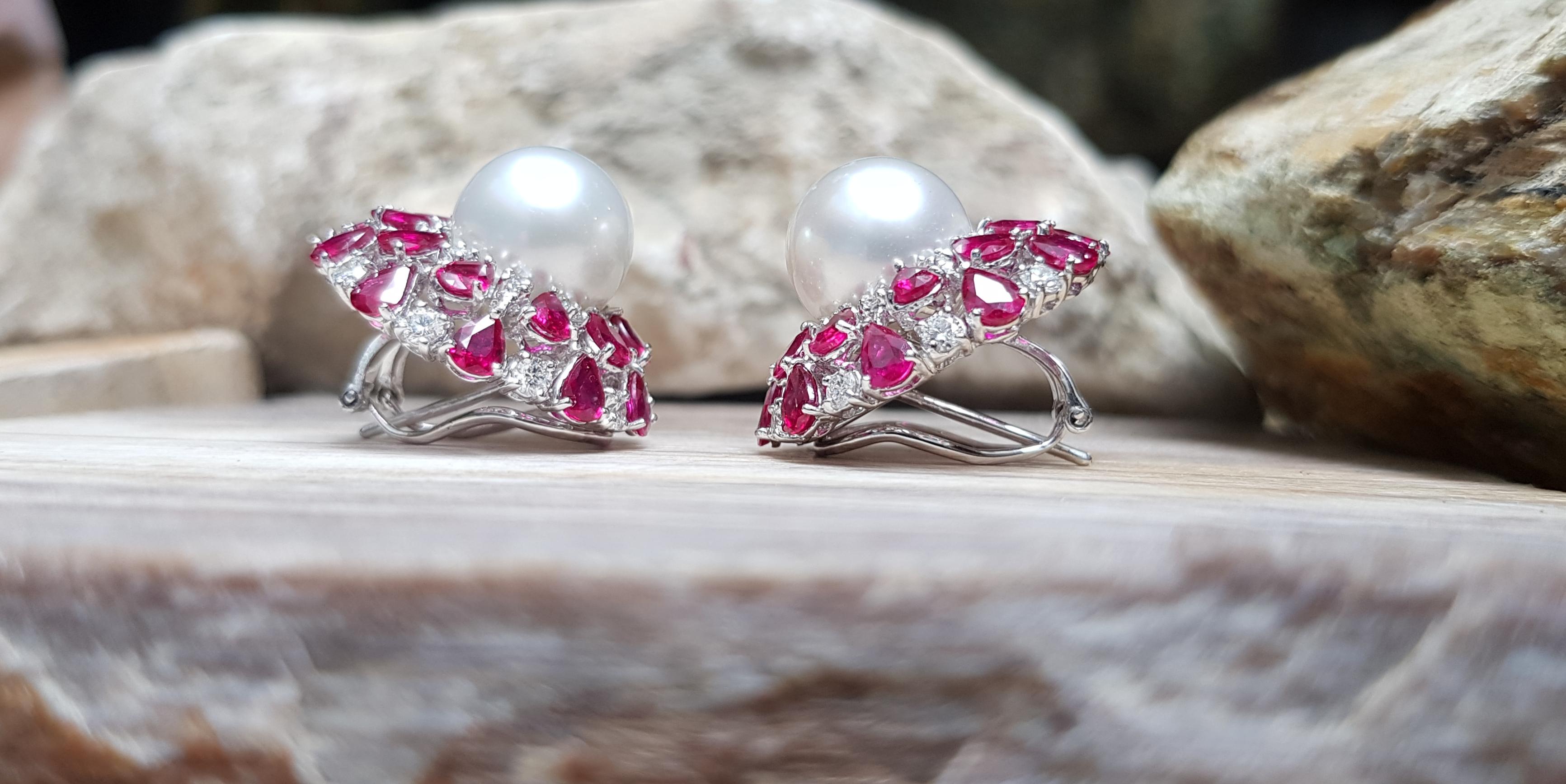 Boucles d'oreilles composées de perles des mers du sud, de rubis et de diamants en or blanc 18 carats en vente 1