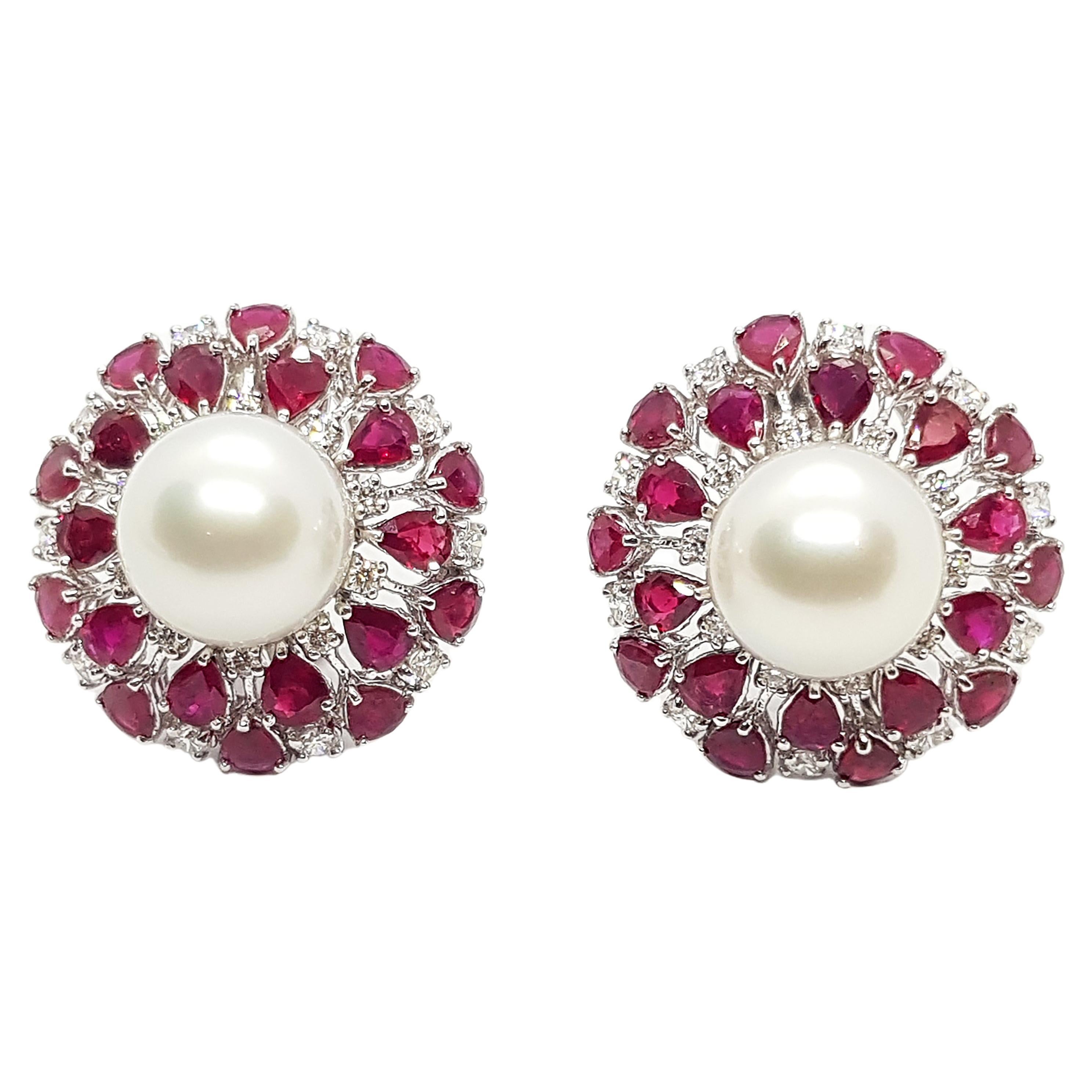 Boucles d'oreilles composées de perles des mers du sud, de rubis et de diamants en or blanc 18 carats