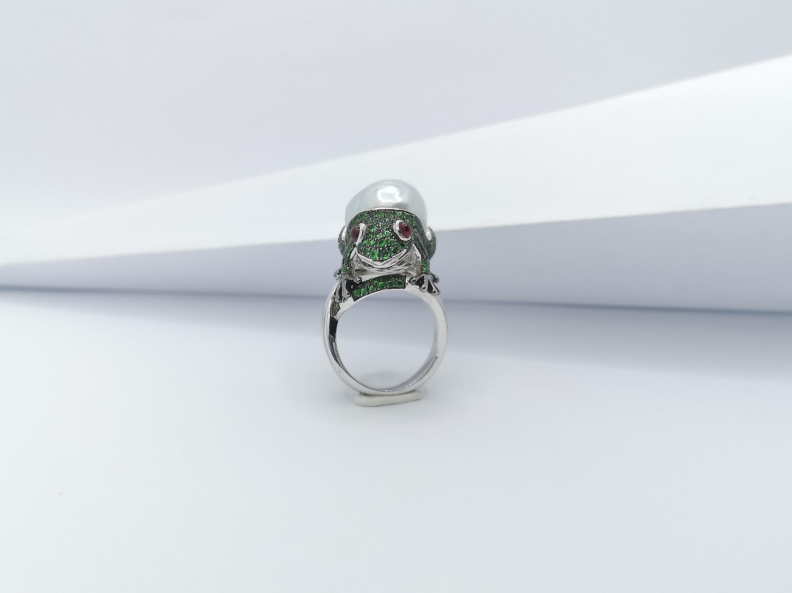 Anello con rana di perle dei mari del sud, tsavorite e rubino cabochon in oro bianco 18 carati in vendita 3