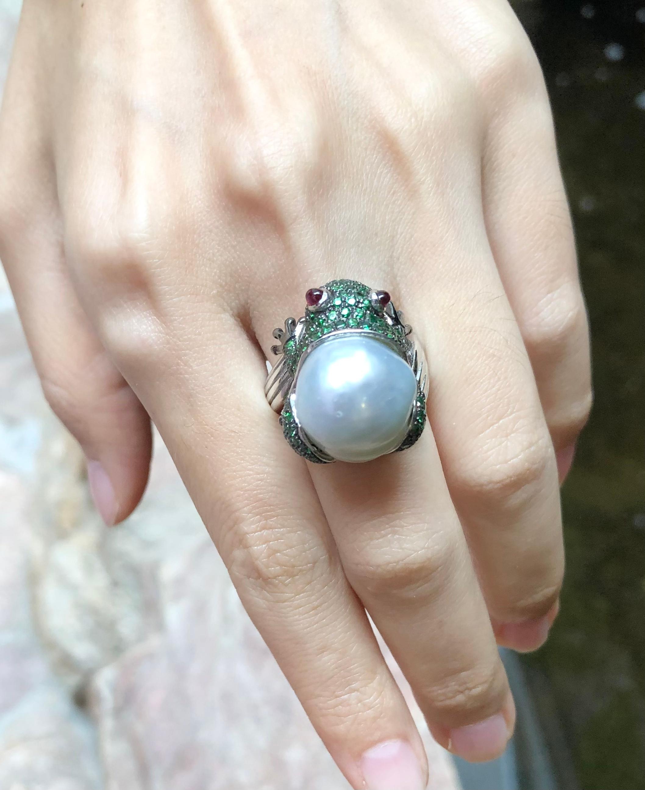 Taglio misto Anello con rana di perle dei mari del sud, tsavorite e rubino cabochon in oro bianco 18 carati in vendita