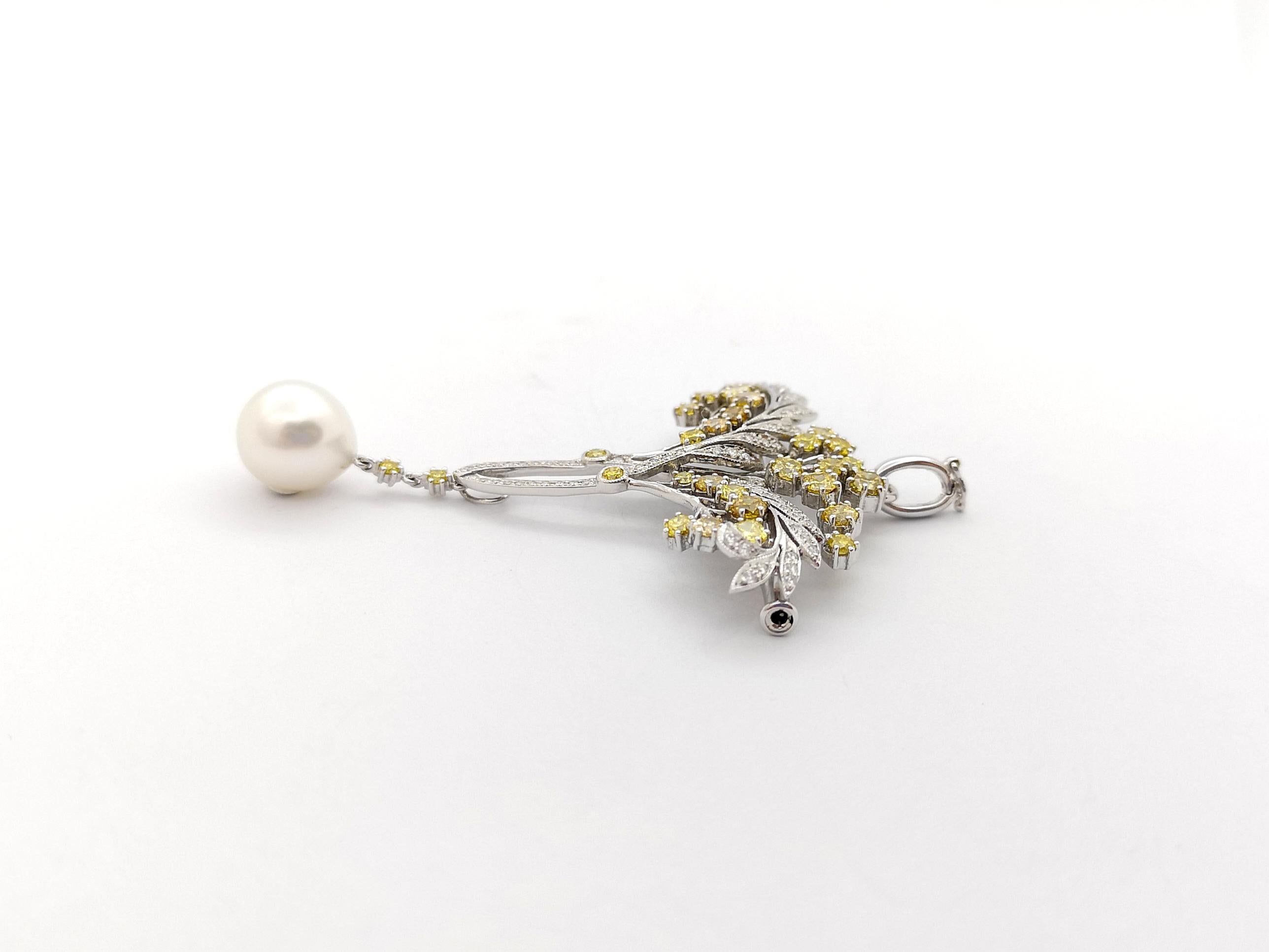 South Sea Pearl, Yellow Diamond and Diamond Brooch/Pendant set in 18K White Gold In New Condition For Sale In Bangkok, TH