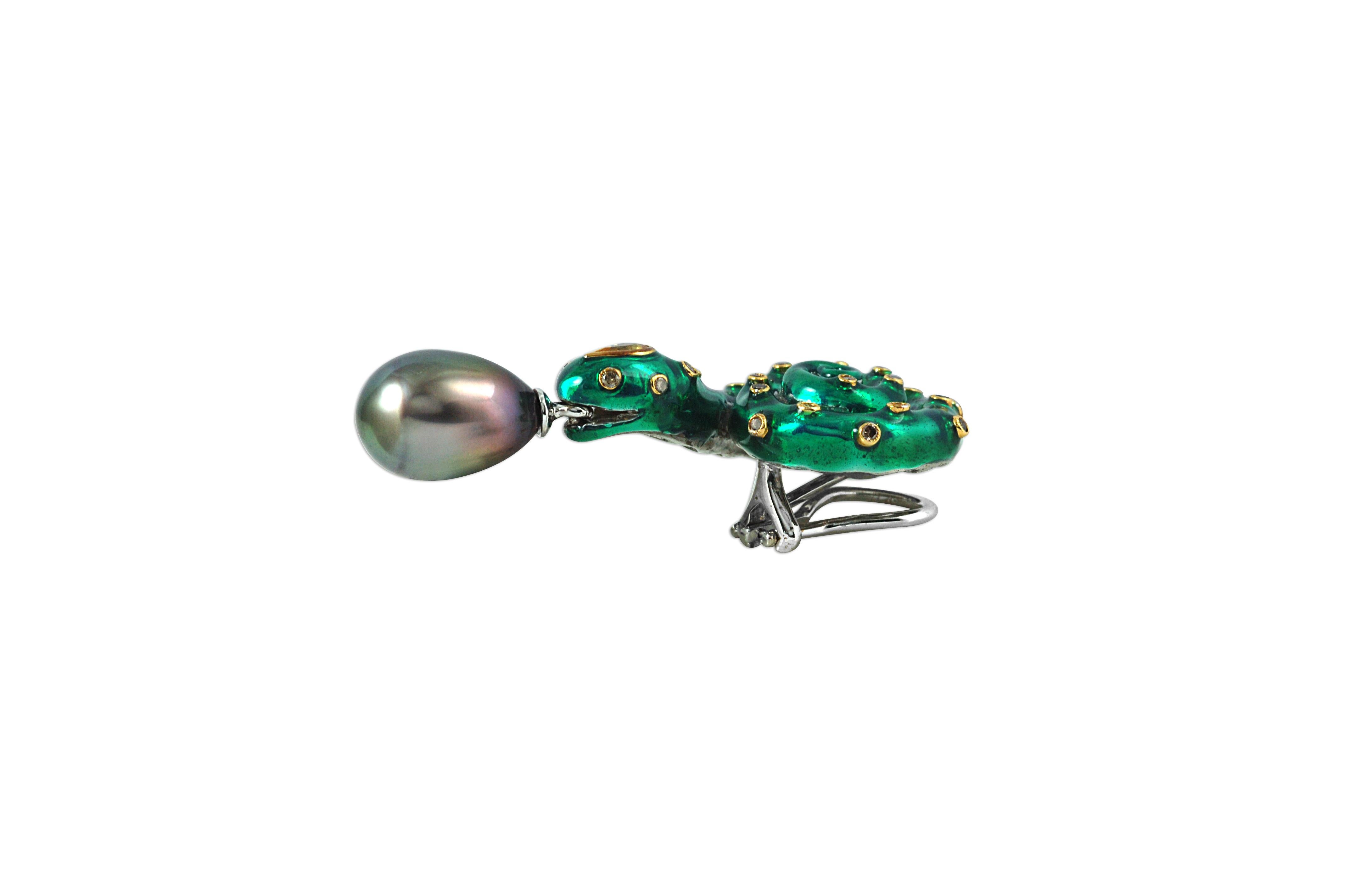 Squisita opera di smalto, perla dei mari del sud, zaffiro giallo da 0,59 carati, diamante marrone da 0,55 carati.  Oro bianco 18 carati e argento 92,5 regolazioni

Larghezza: 2.4 cm
Lunghezza: 4.7 cm 


