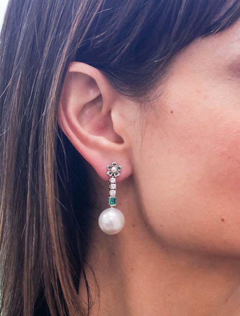 South-Sea Pearl, Emeralds, Diamonds, 18 Karat White Gold Dangle Earrings In Good Condition In Marcianise, Marcianise (CE)