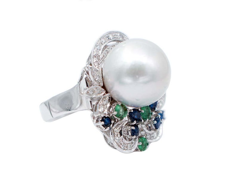 SHIPPING POLICY: 
No additional costs will be added to this order.
Shipping costs will be totally covered by the seller (customs duties included). 

Amazing cluster ring in 14 karat white gold stricture mounted with a south-sea pearl surrounded by