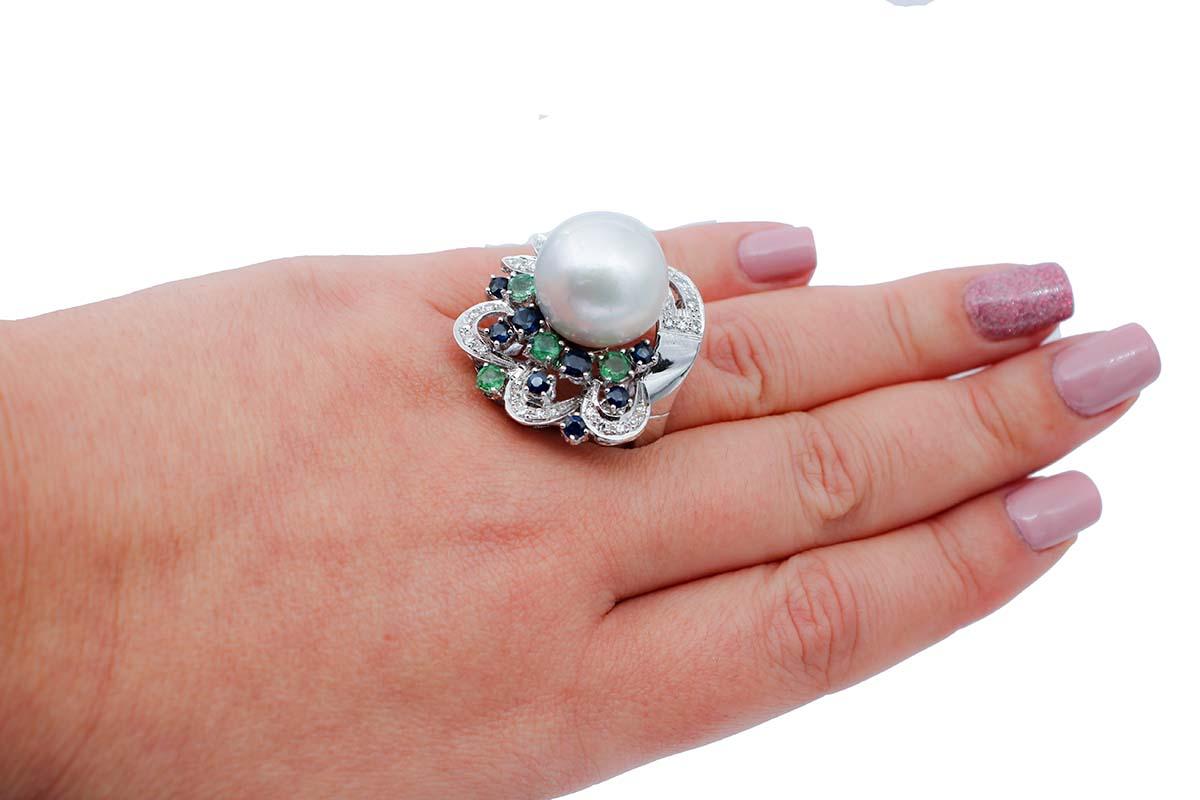 South-Sea Pearl, Emerlads, Sapphires, Diamonds, 14 Karat White Gold Ring In Good Condition For Sale In Marcianise, Marcianise (CE)