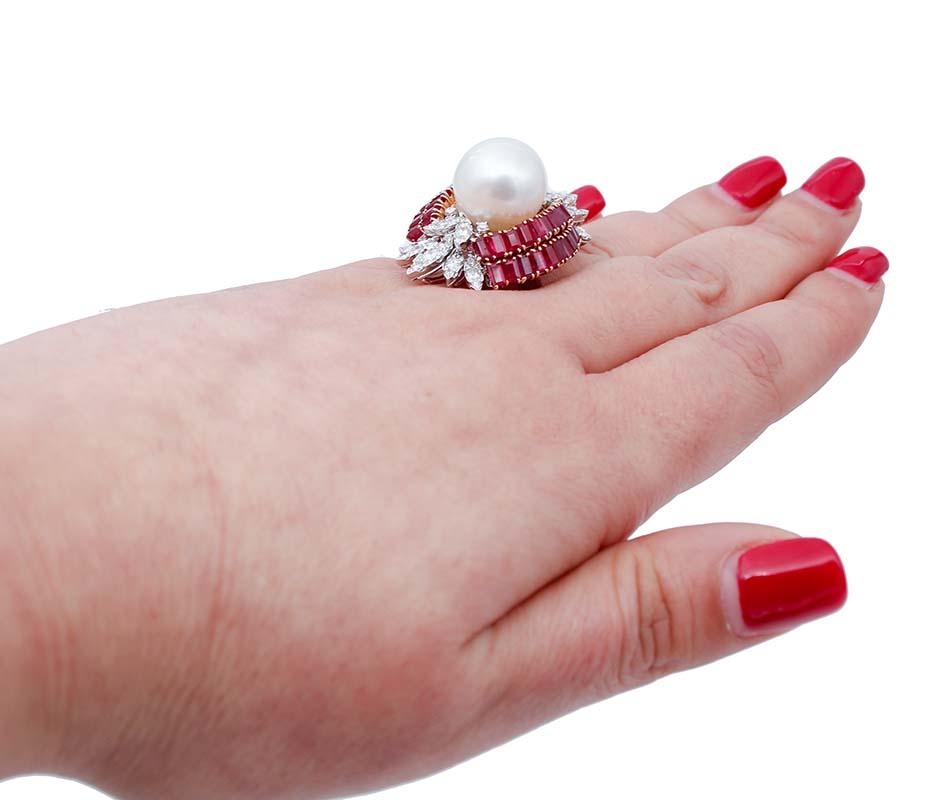 South-Sea Pearl, Rubies, Diamonds, 14 Karat White and Rose Gold Ring In Good Condition In Marcianise, Marcianise (CE)