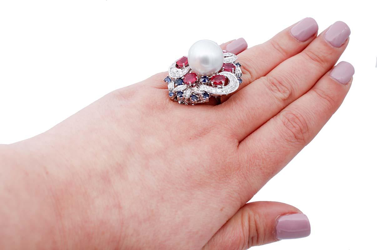 South-Sea Pearl, Rubies, Sapphires, Diamonds, 14 Karat White Gold Ring In Good Condition In Marcianise, Marcianise (CE)