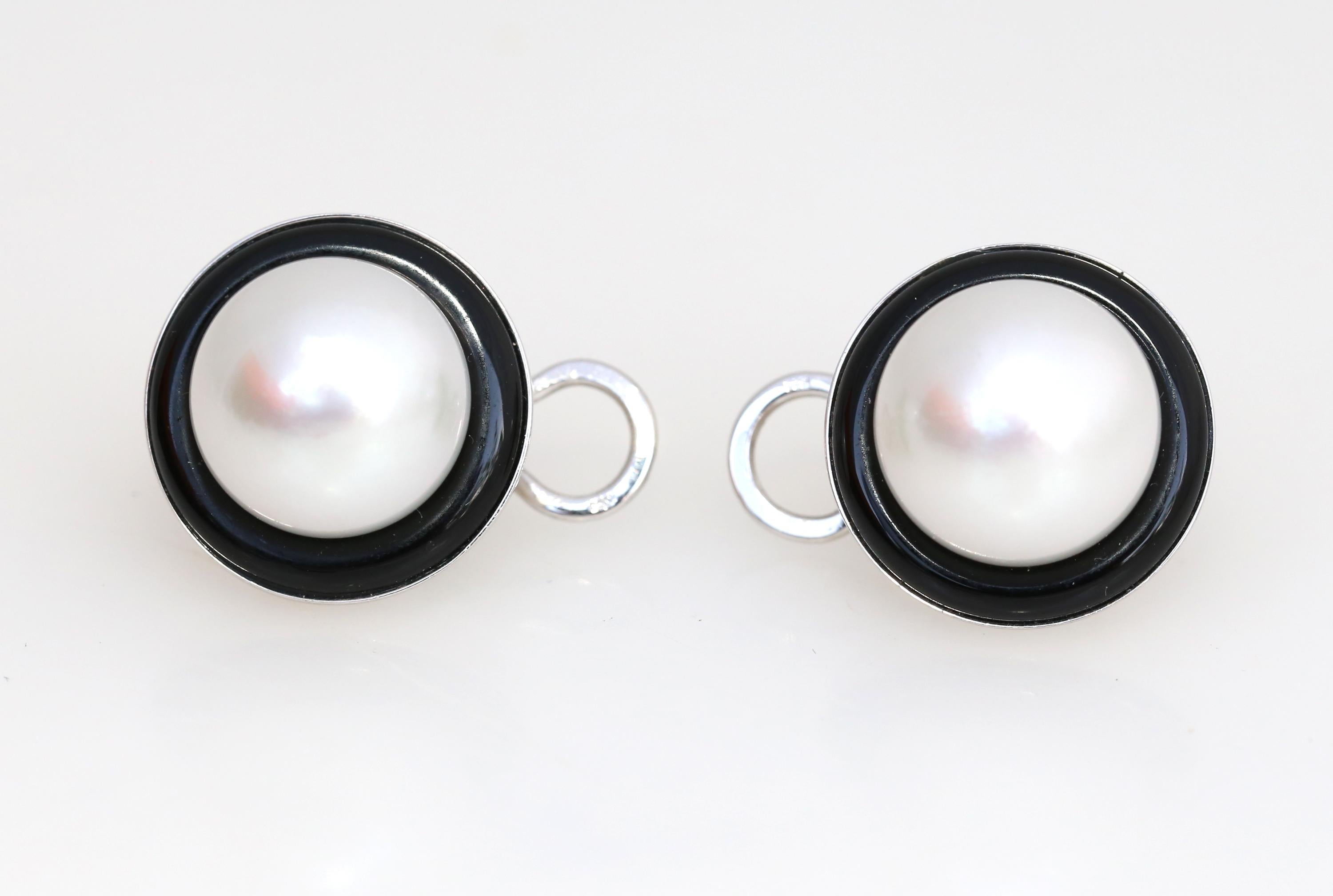 Fine modern South Sea Pearls earring. Pearl diameter: 13.8 mm (0.54 inch) within a circle of black Onyx underlining the great pearl colour. 14K White Gold. 

Beautiful and timeless design. Will be seen even on a small zoom screen.

2010.

Weight: 16