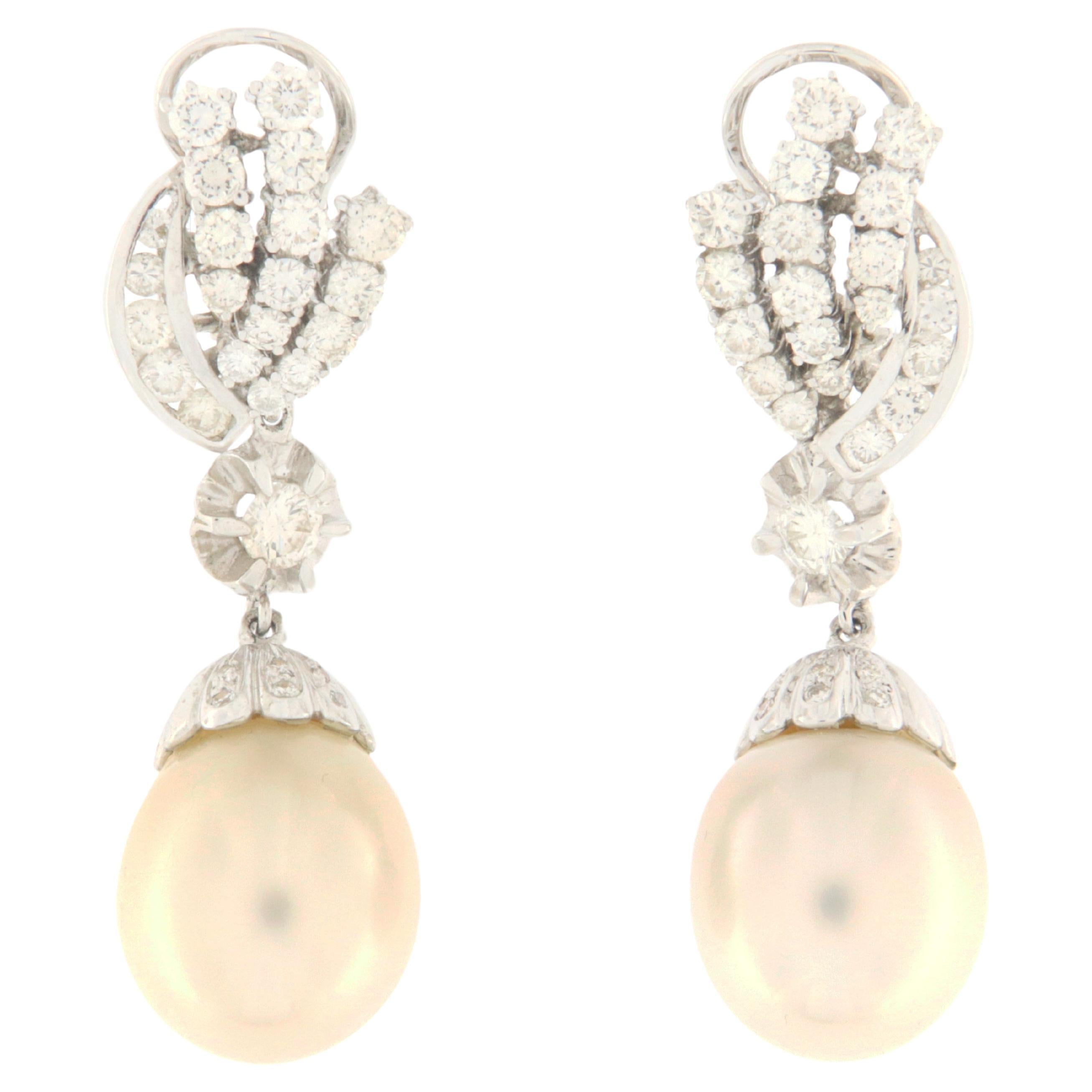 Boucles d'oreilles pendantes en or blanc 18 carats avec diamants et perles des mers du Sud