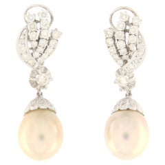 Boucles d'oreilles pendantes en or blanc 18 carats avec diamants et perles des mers du Sud