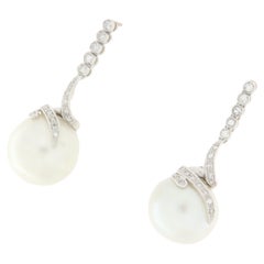 Boucles d'oreilles pendantes en or blanc 18 carats avec diamants et perles des mers du Sud