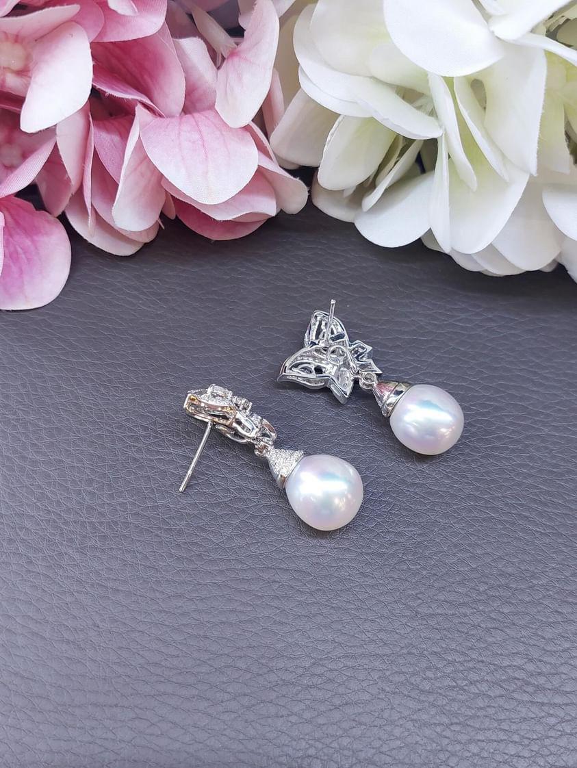 South Sea Pearls  1.90 Ct Diamonds 18k Gold Earrings For Sale 1