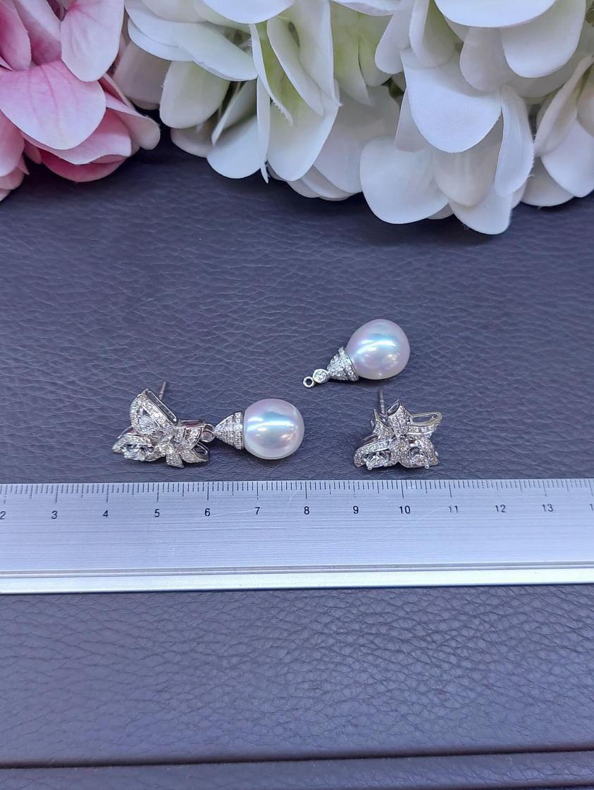 South Sea Pearls  1.90 Ct Diamonds 18k Gold Earrings For Sale 2