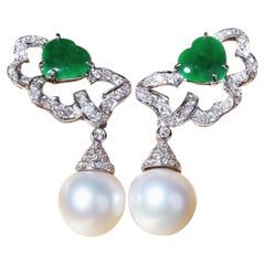 Boucles d'oreilles en or 18 carats ornées de perles des mers du Sud, de jades naturels de 3,50 carats et de diamants