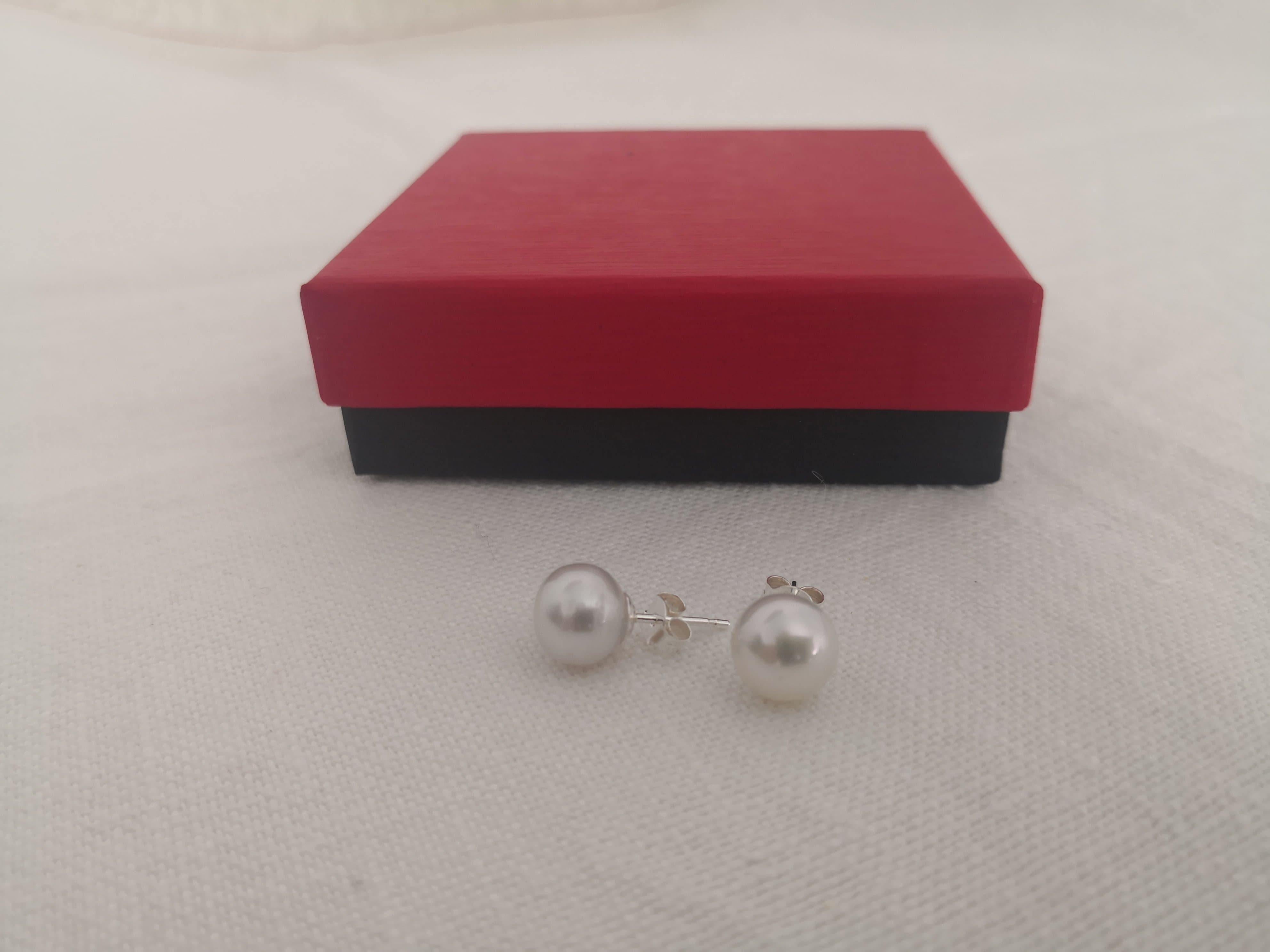 - Natural Color Genuine South Sea Pearls Stud earrings

- Pearls Origin: Indonesian ocean waters

- Produced by Pinctada Maxima Oyster

- High-Quality Pearls

- Mounting manufactured in Sterling Silver 925 mls in EU.

- Size of Pearls 9-10 mm in