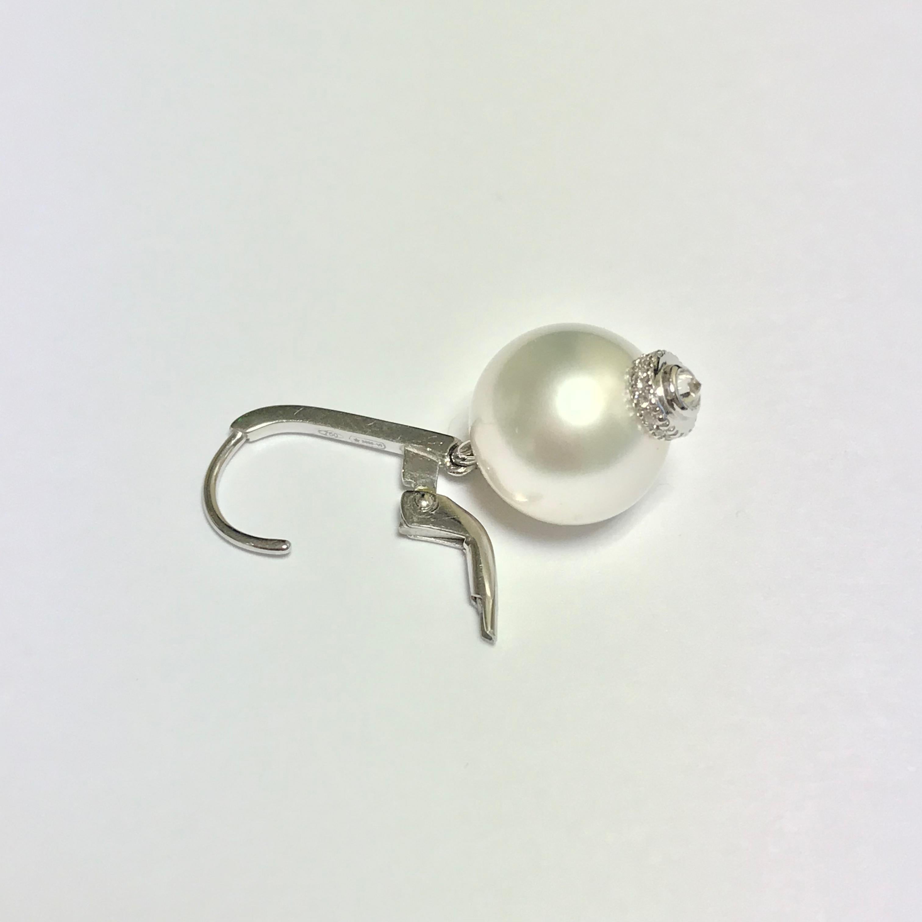 Laissez-vous séduire par ces somptueuses boucles d'oreilles chandelier en perles des mers du Sud et diamants blancs, montées sur un magnifique cintre en or blanc 18 carats.

Les perles des mers du Sud, d'un diamètre impressionnant de 11 à 12 mm,