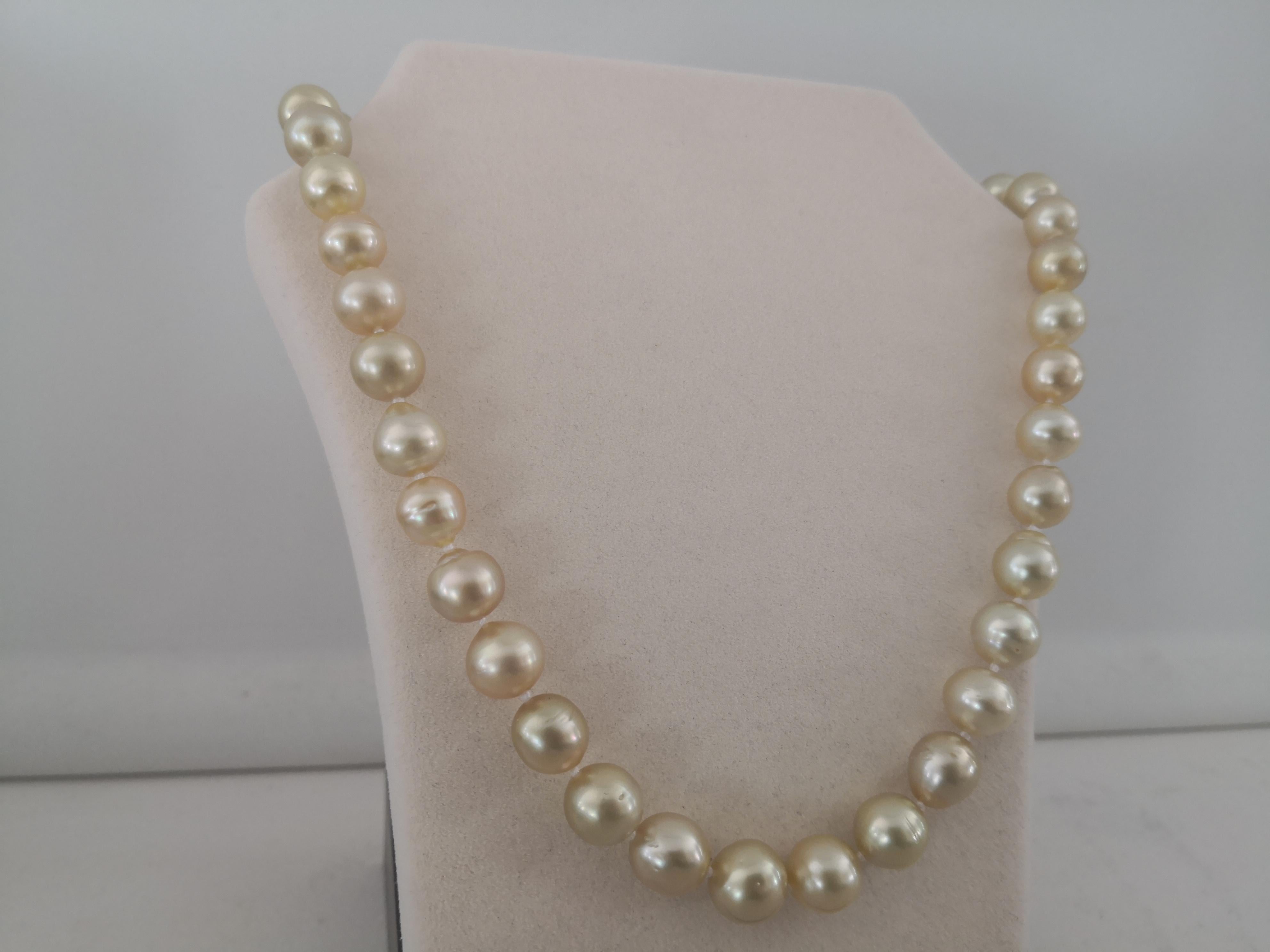South Sea Pearls, Deep Golden Natural Color, 18 Karat Gold In New Condition For Sale In Cordoba, ES