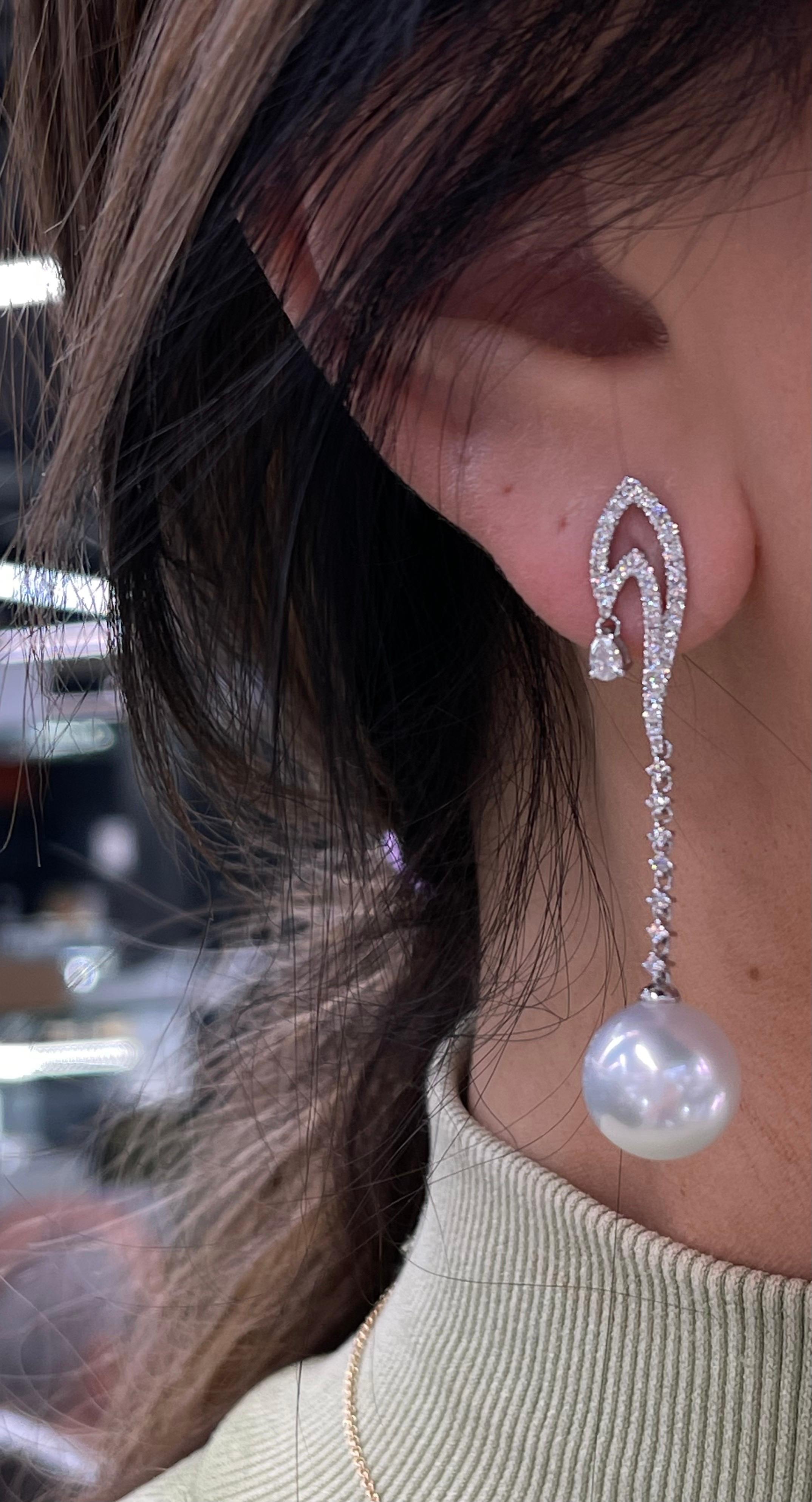 South Sea Pearls Diamond and Pear Diamond Dangle Drop Earrings In New Condition For Sale In New York, NY