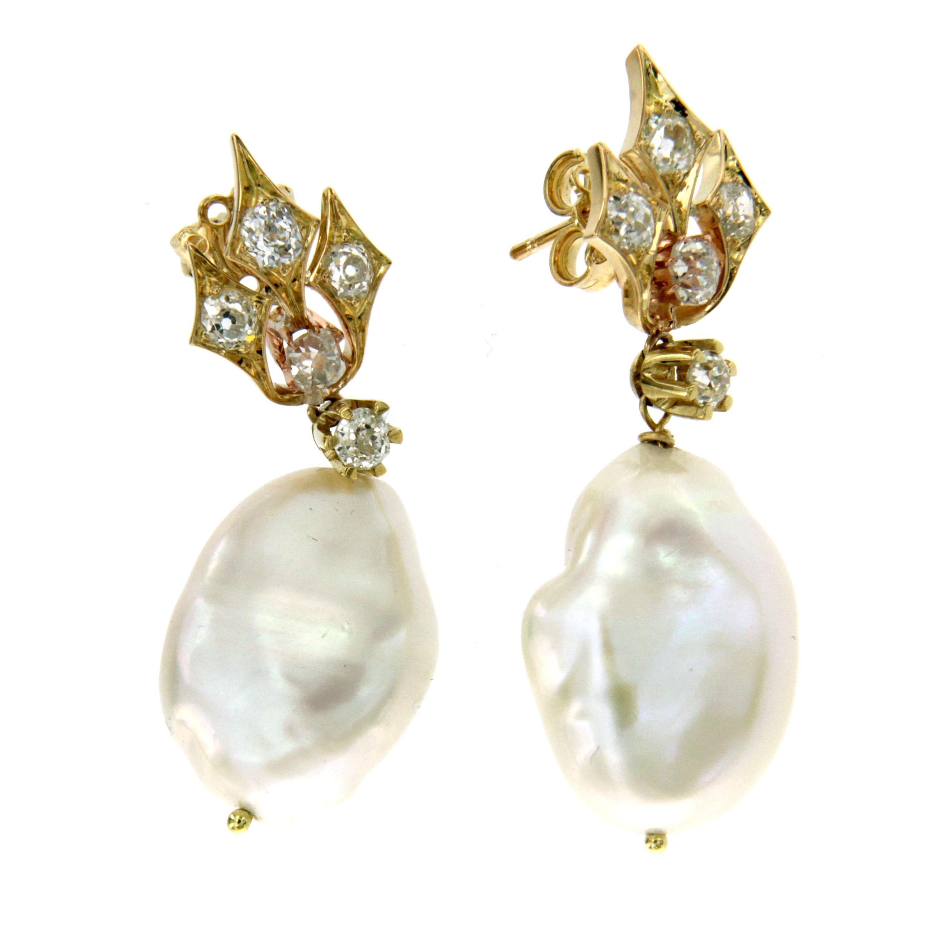 Stunning Earrings mounted in 18k yellow gold and set with 2 south sea pearls and 1.60 ct european cut Diamonds graded G color Vs. Circa 1980

Condition: Pre-Owned - Excellent 
Metal: 18k Yellow Gold 
Gem stone: South sea Pearls - Diamonds
Measures: