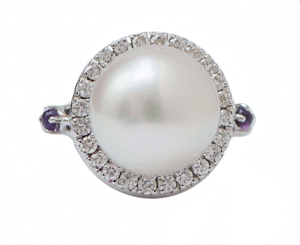 Bellissimo anello con struttura in oro bianco 18 kt montato con una perla centrale del mare del sud circondata da una cornice di diamanti e due ametiste.
Questo anello è stato realizzato totalmente a mano da maestri orafi italiani ed è in perfette