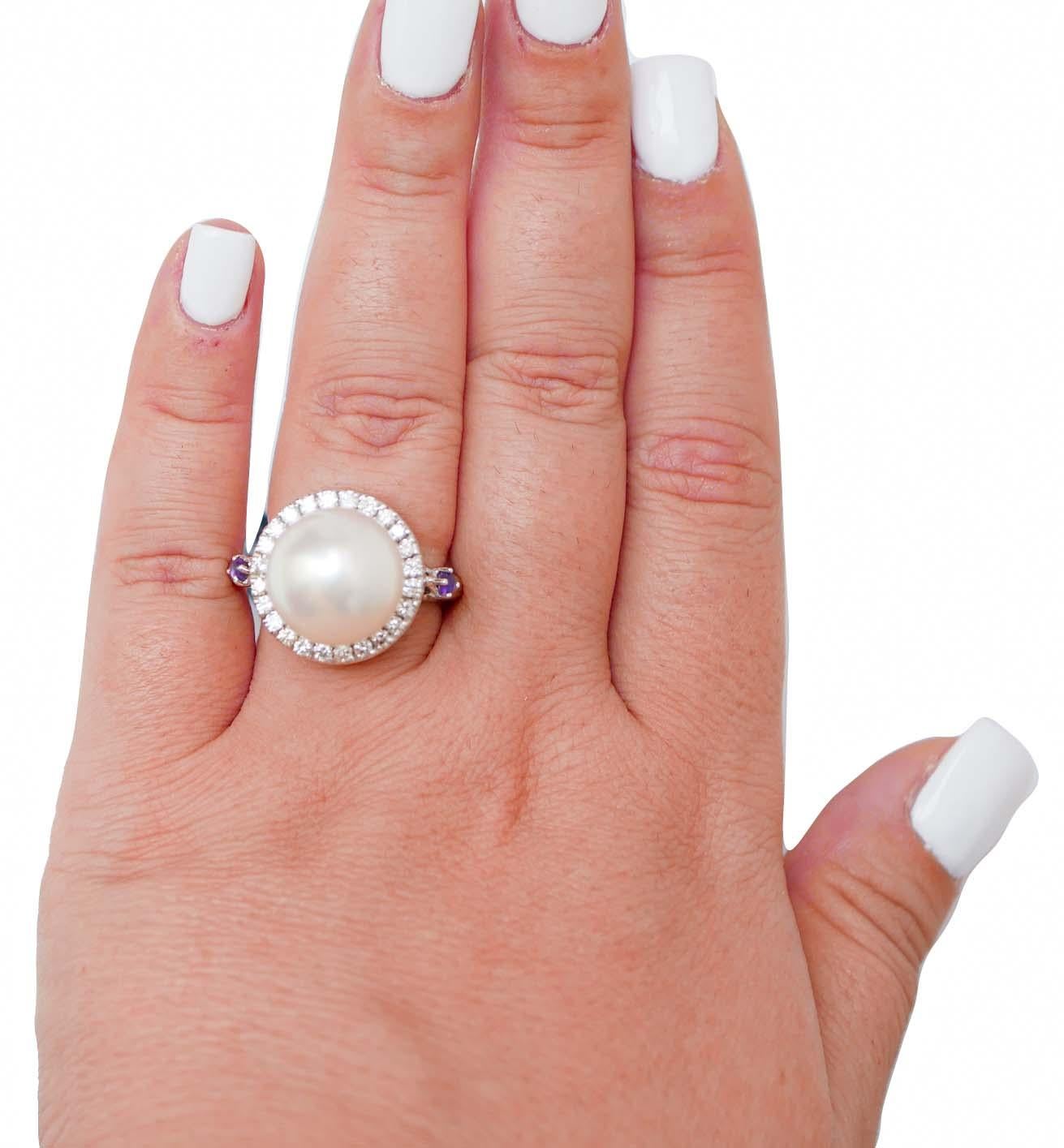 Taglio misto Perle dei mari del sud, diamanti, ametiste, anello in oro bianco 18 karati. in vendita