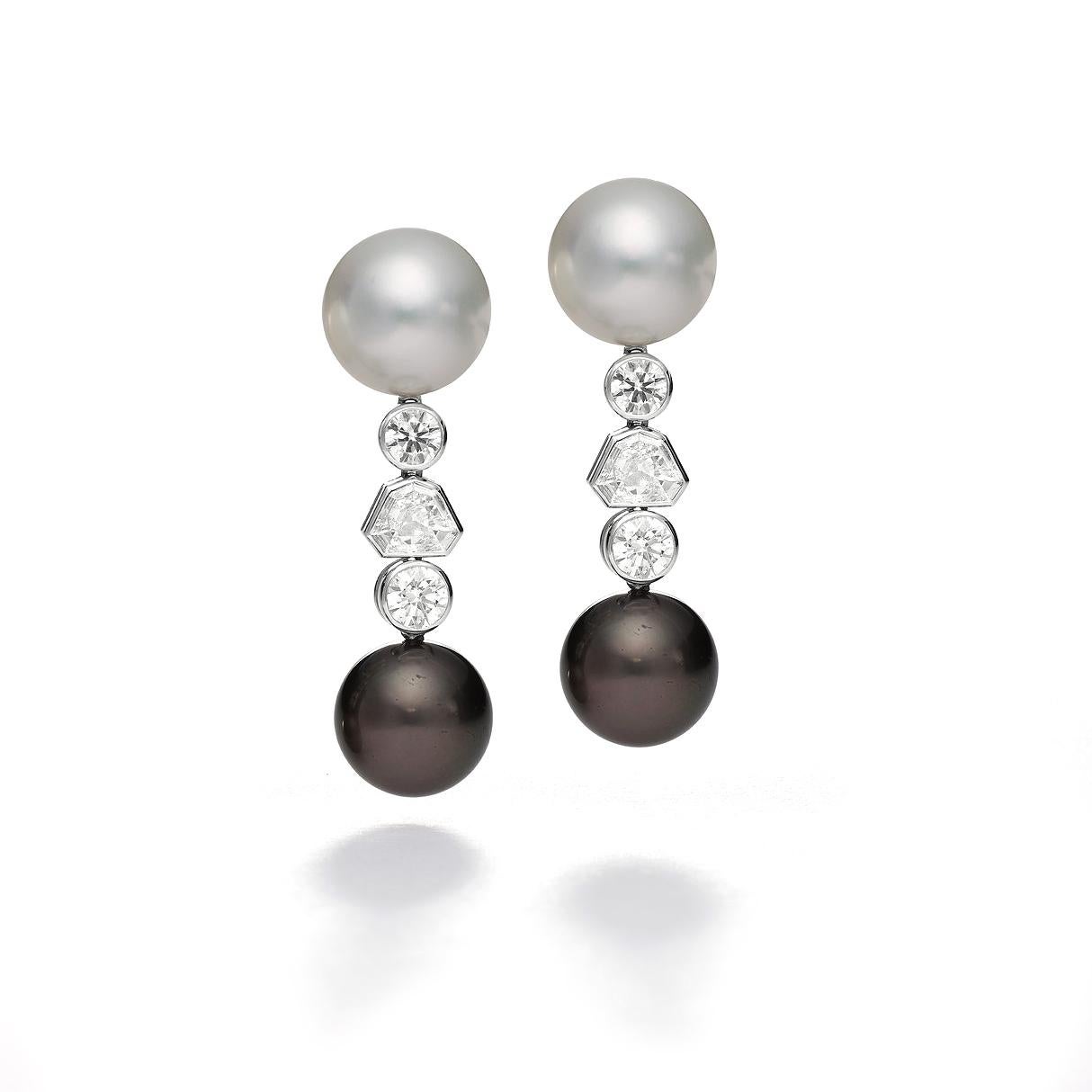 Earrings in 18kt white gold set with 2 South Sea pearls, 2 Thaiti pearls 42.55 cts and 2 diamonds 1.00 cts H VS1/E VS1, 2 diamants 1.43 cts H VS1 and 2 shield cut diaonds 1.43 cts D VS     