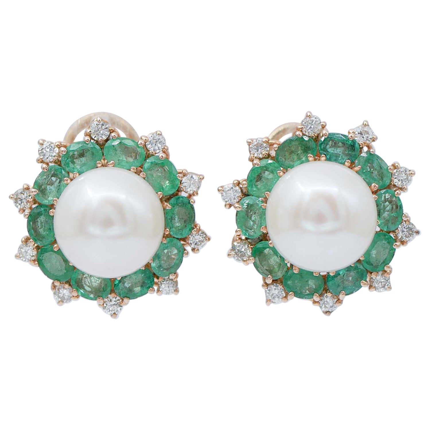 Boucles d'oreilles en or rose 14 carats, perles des mers du Sud, émeraudes, diamants